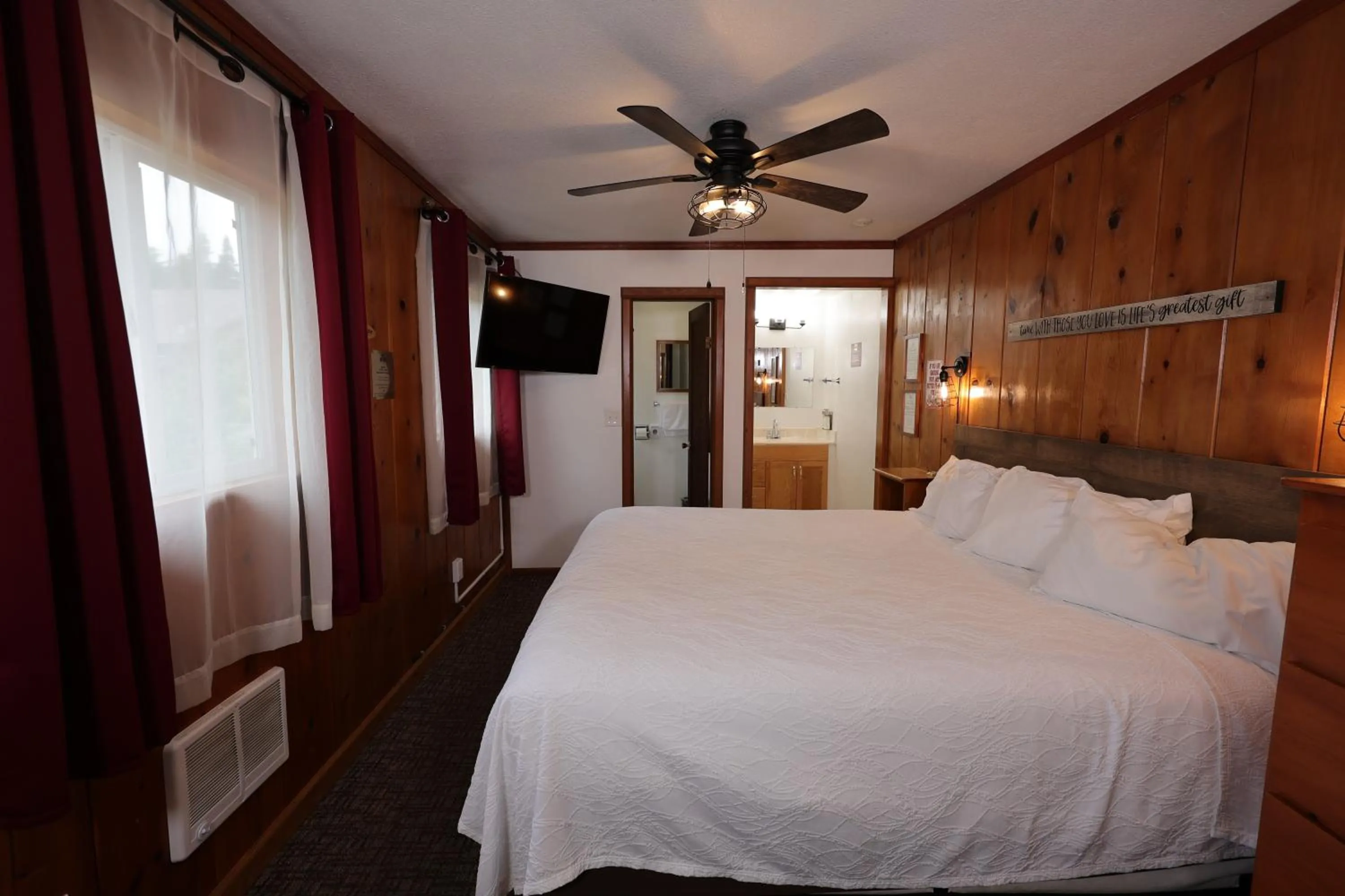 Bed in Park Motel and Cabins