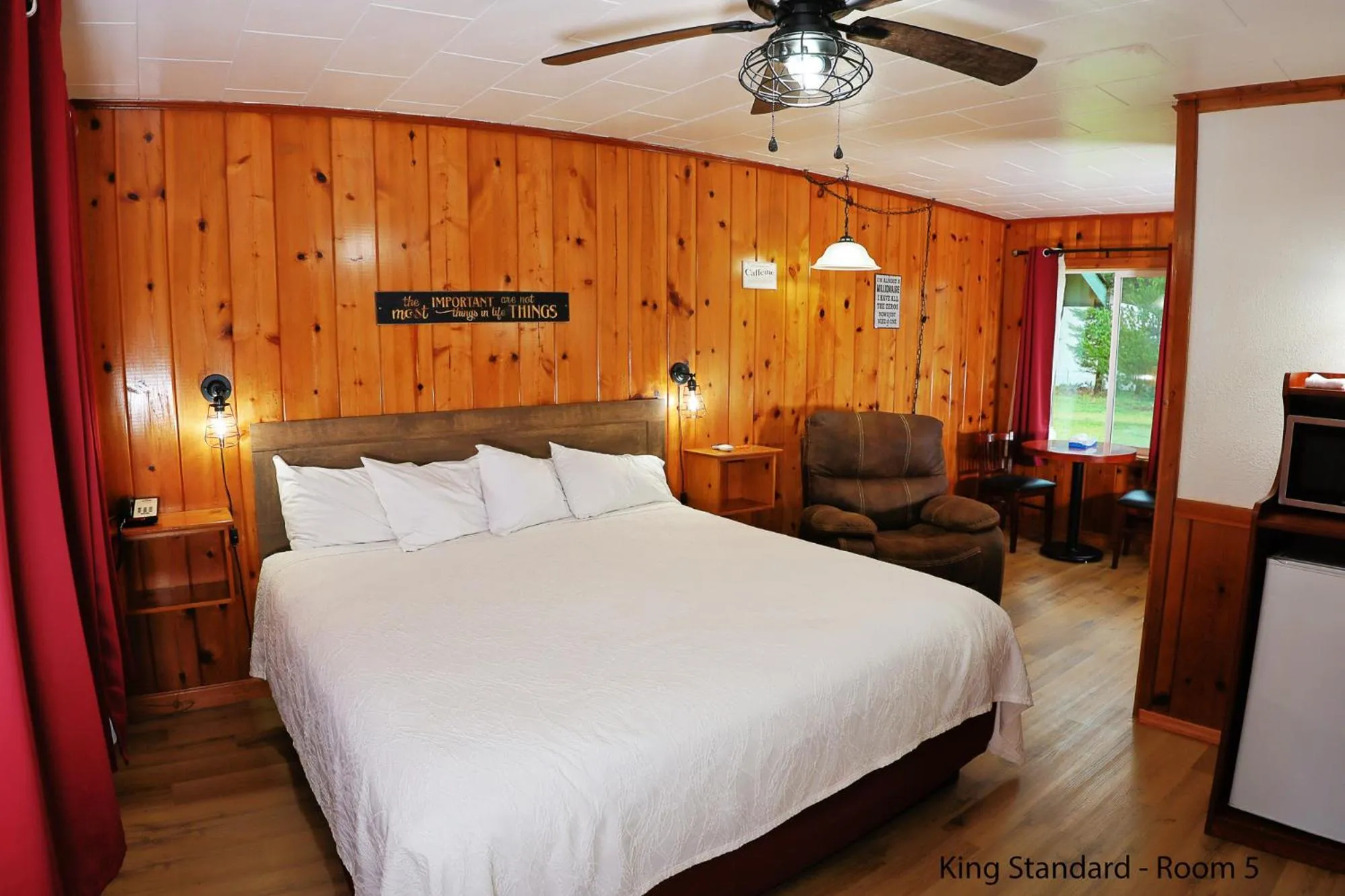 Photo of the whole room, Bed in Park Motel and Cabins