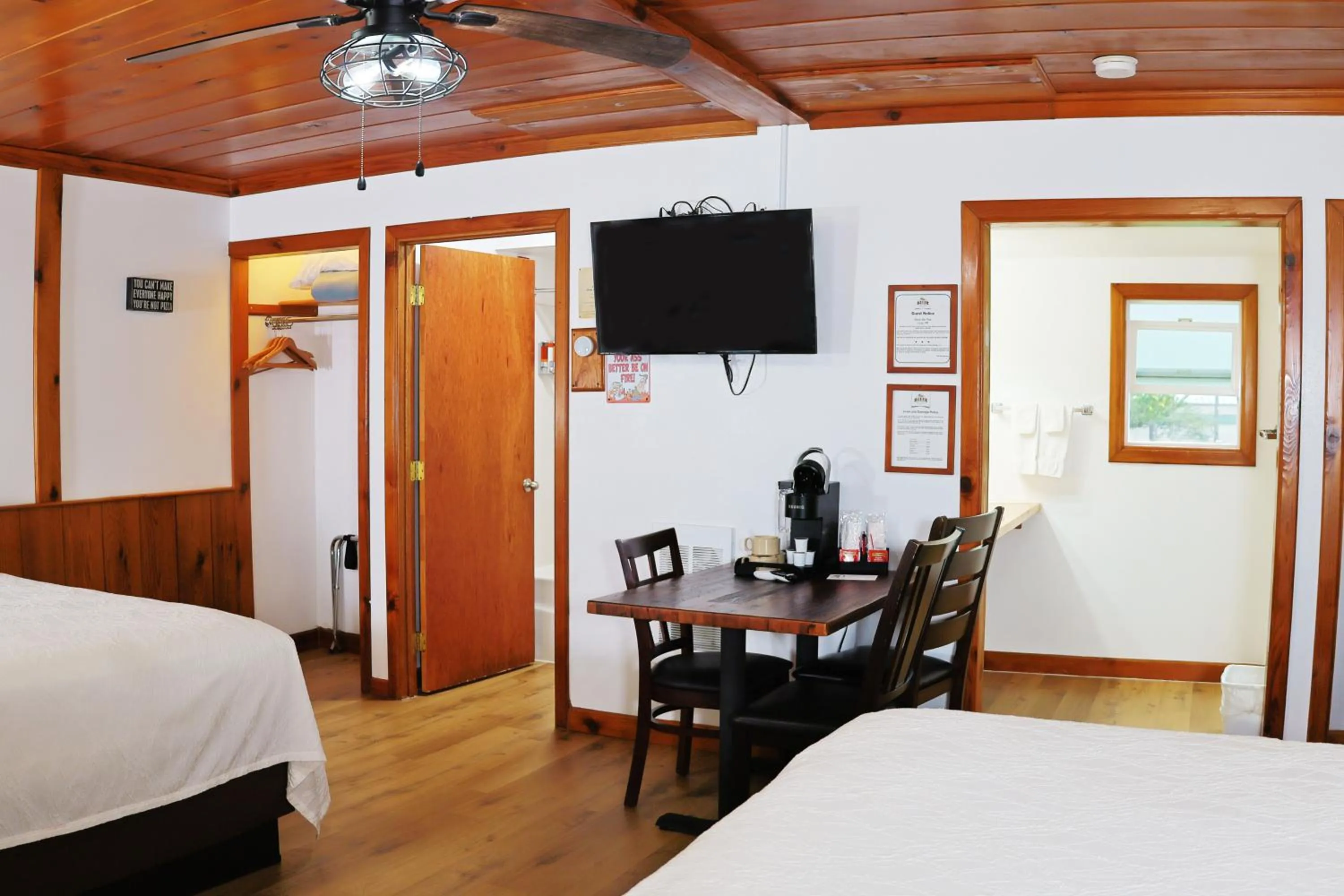 TV and multimedia, Bed in Park Motel and Cabins