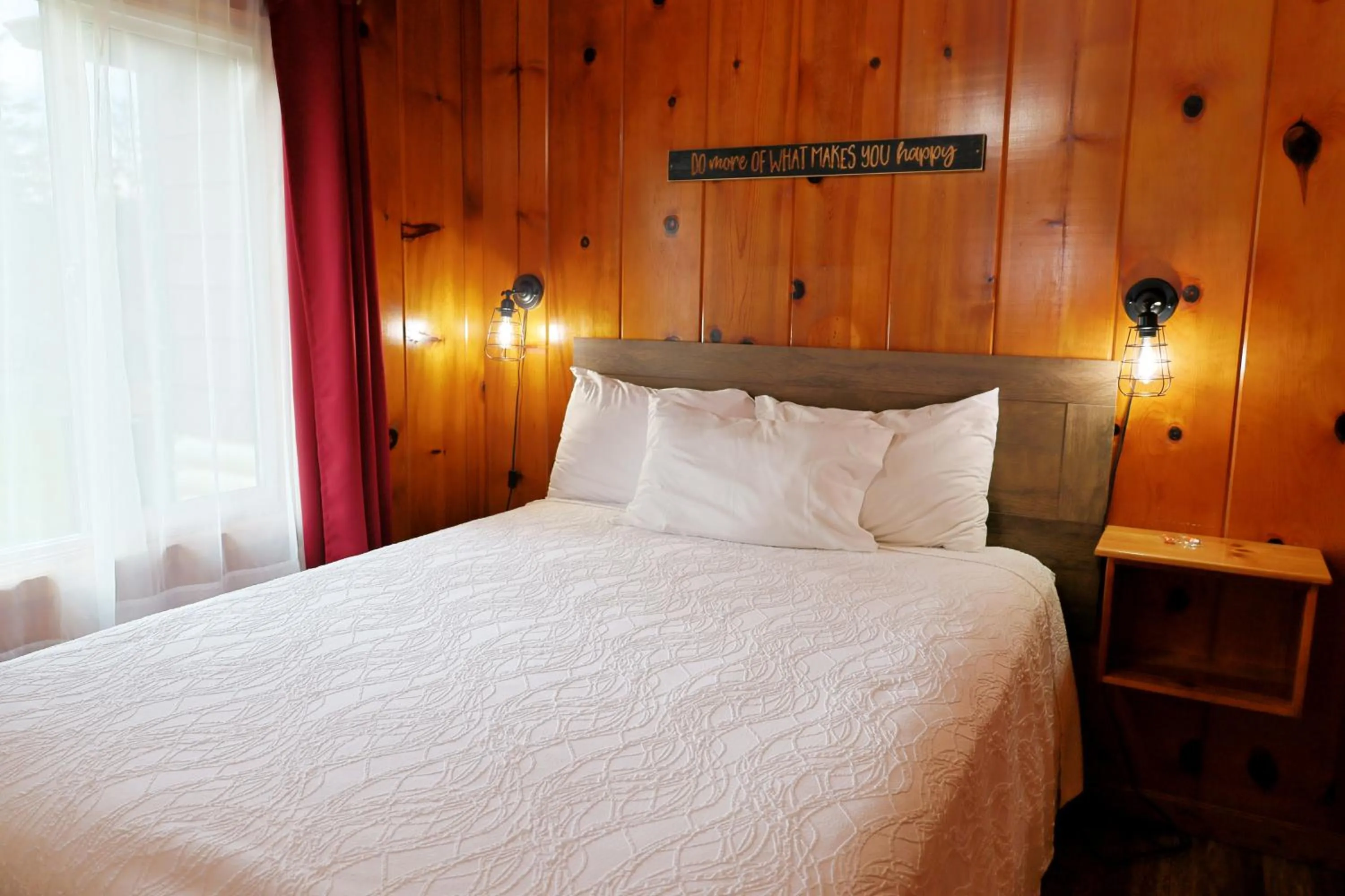 Bed in Park Motel and Cabins