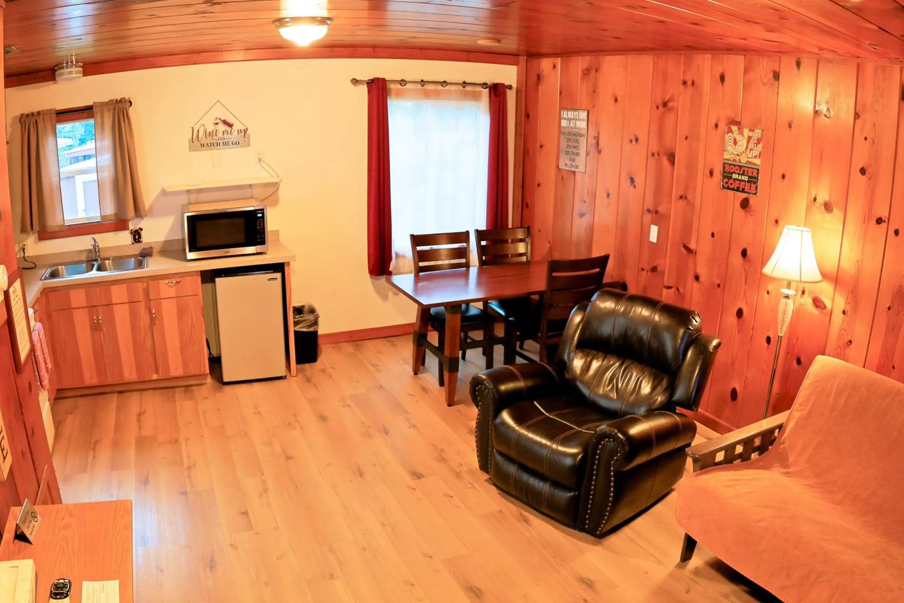 Kitchen or kitchenette in Park Motel and Cabins