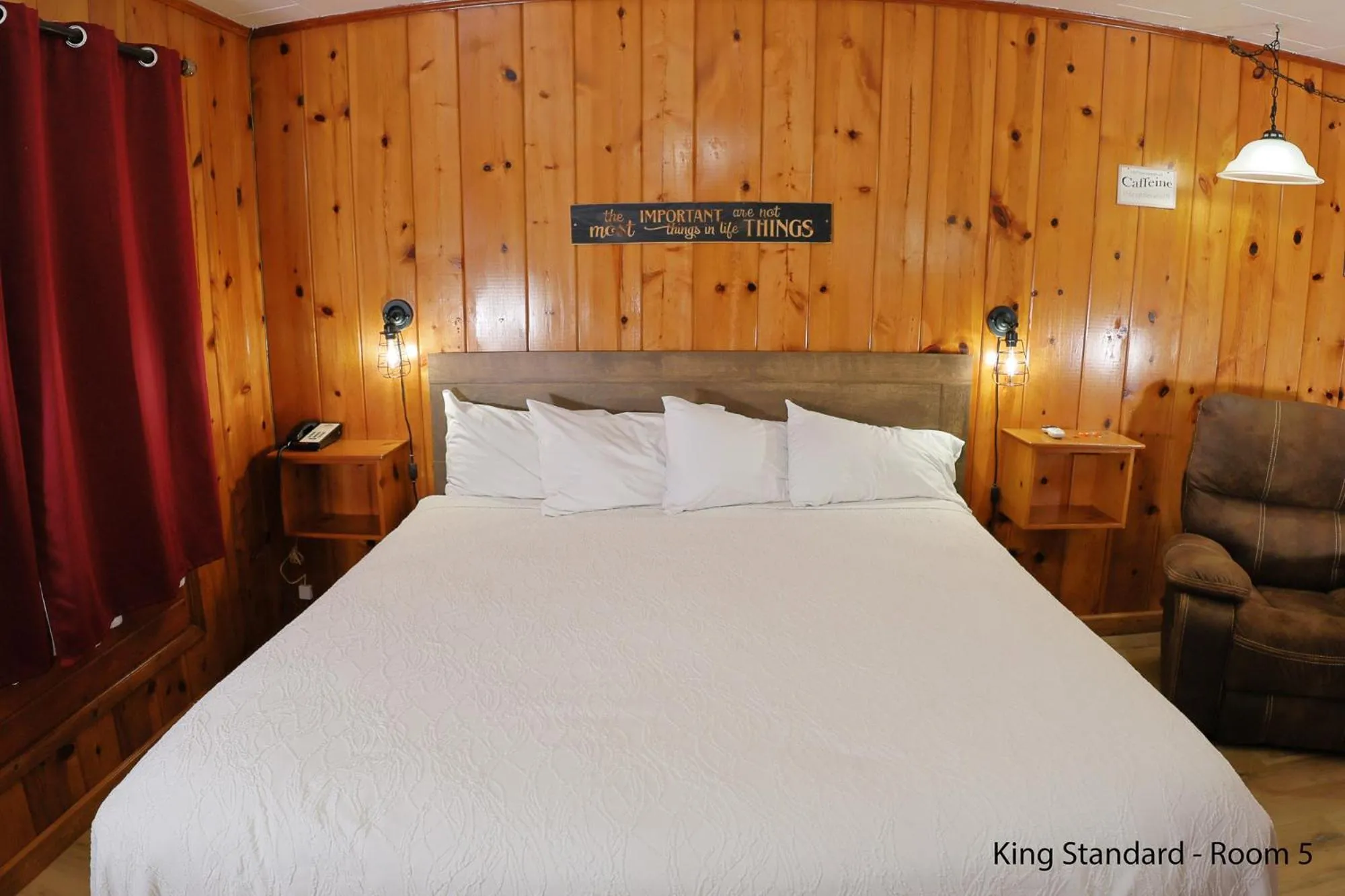 Bed in Park Motel and Cabins