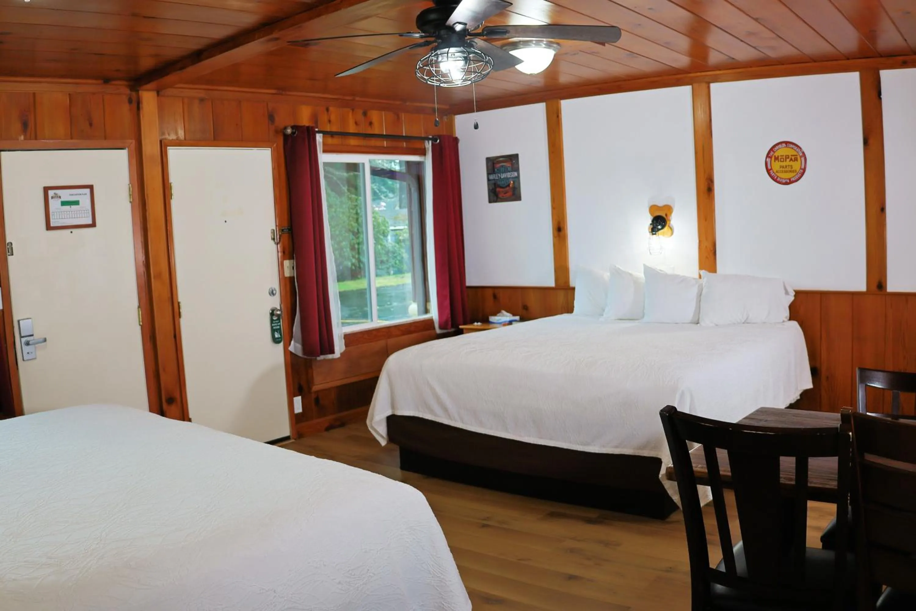 Bed in Park Motel and Cabins