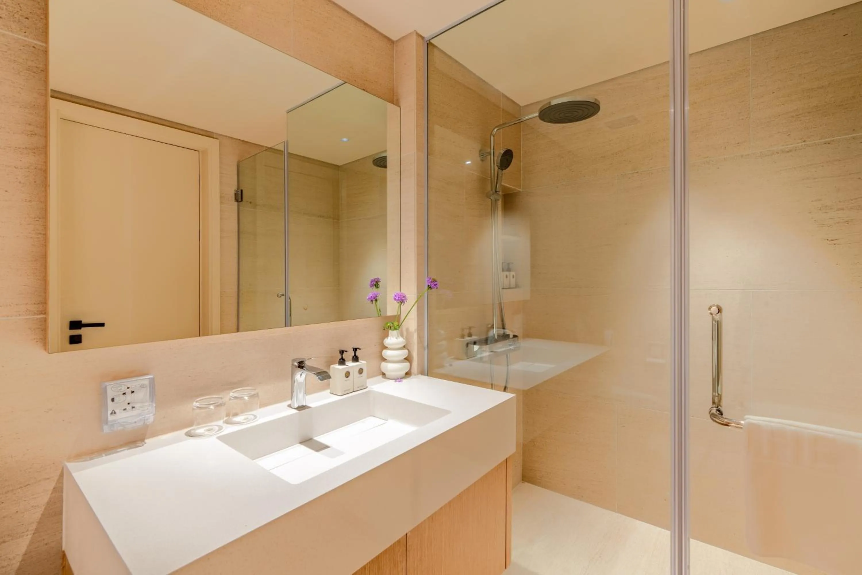 Shower in The Five Suites Lilas