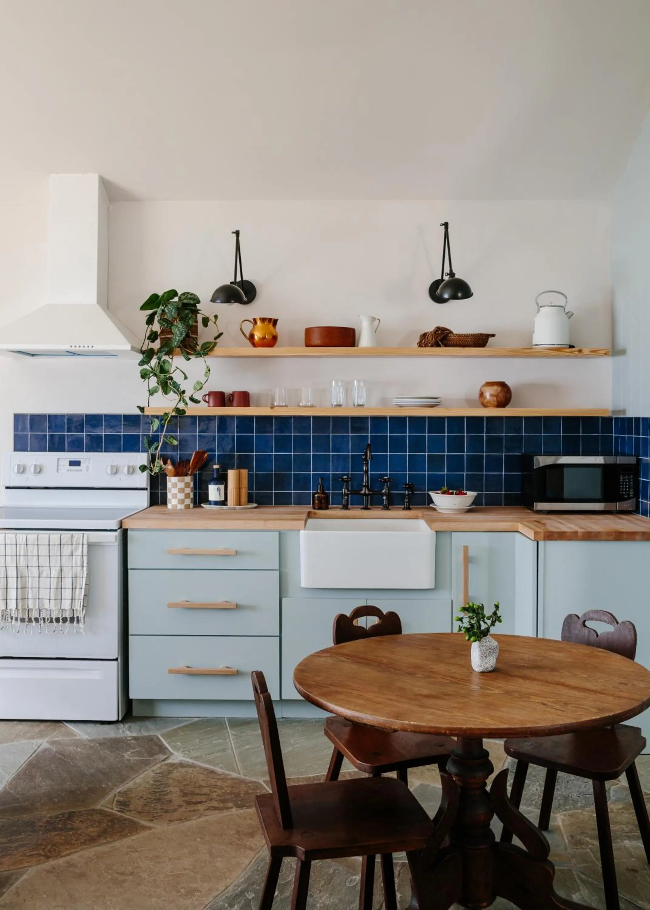 Kitchen or kitchenette in Daunts Albatross Motel