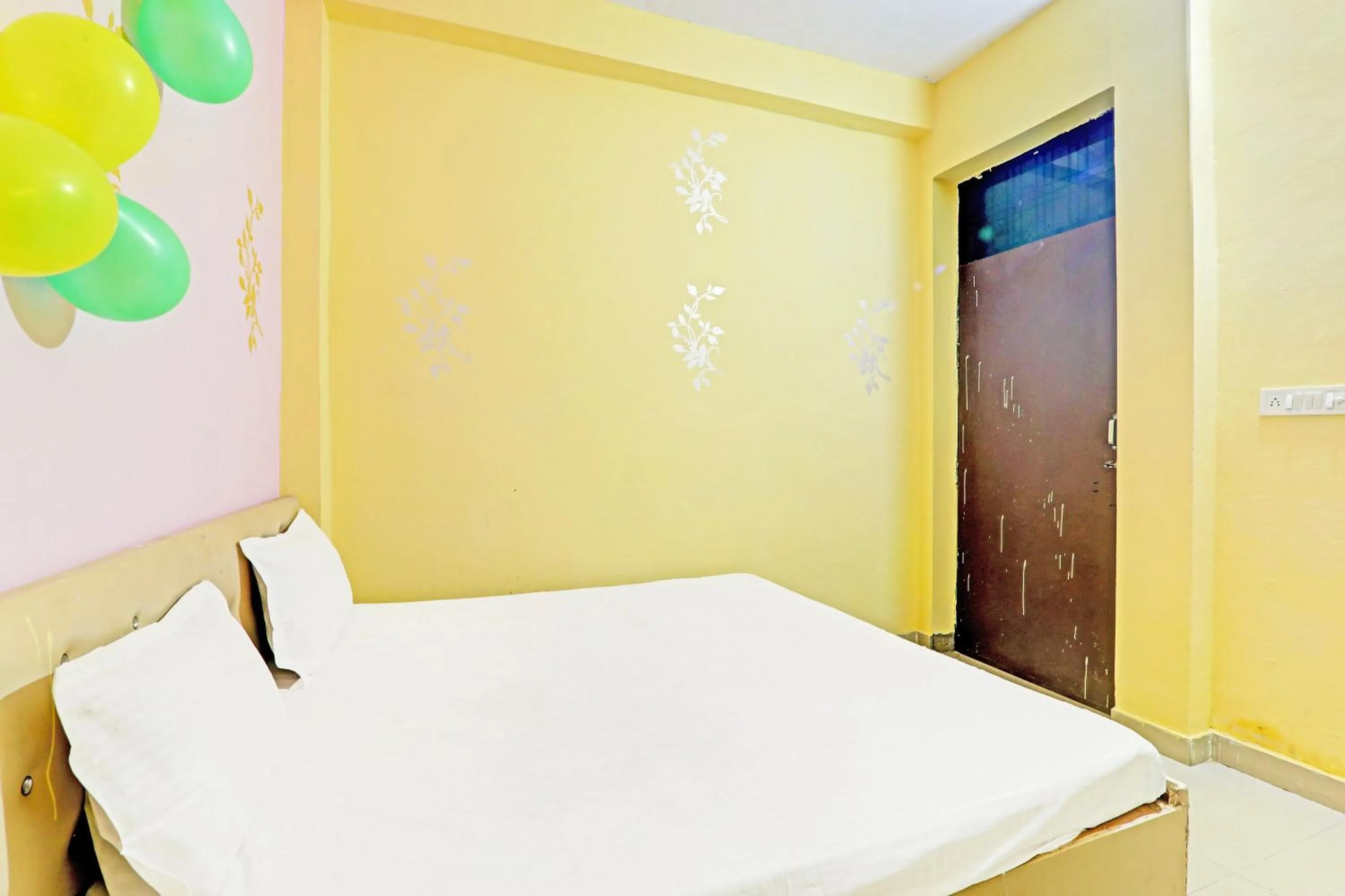 Bedroom, Bed in Hotel O Golden Grand