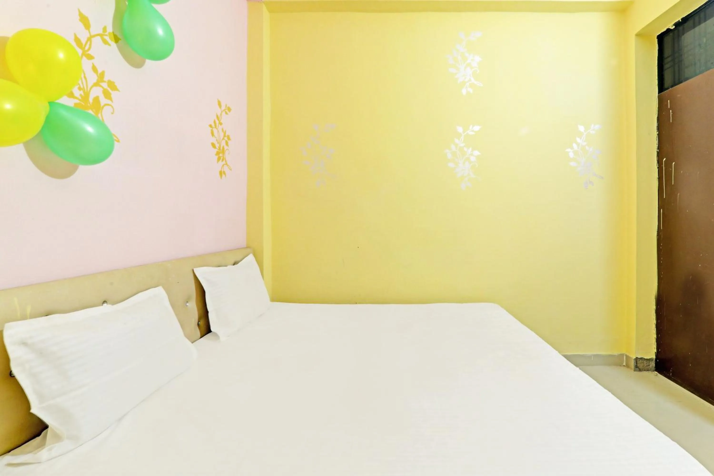 Bedroom, Bed in Hotel O Golden Grand