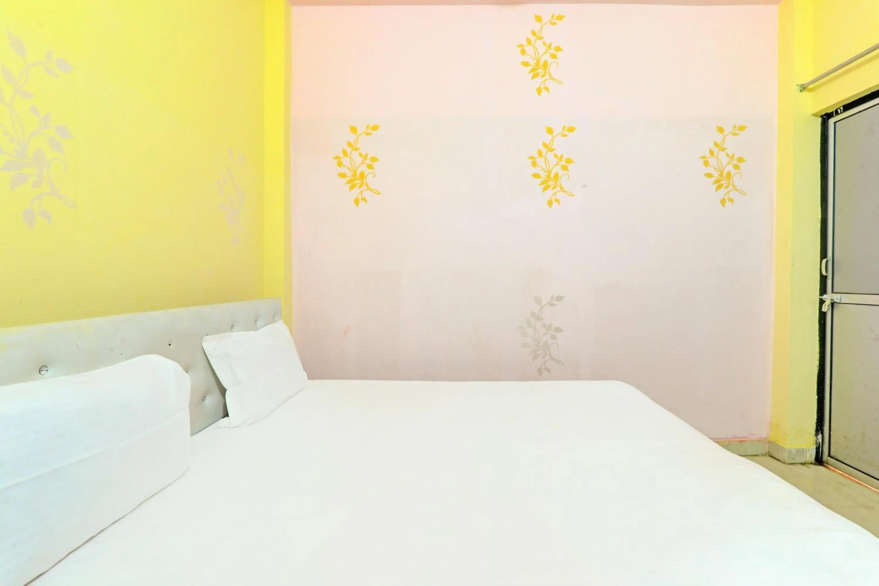 Bedroom, Bed in Hotel O Golden Grand