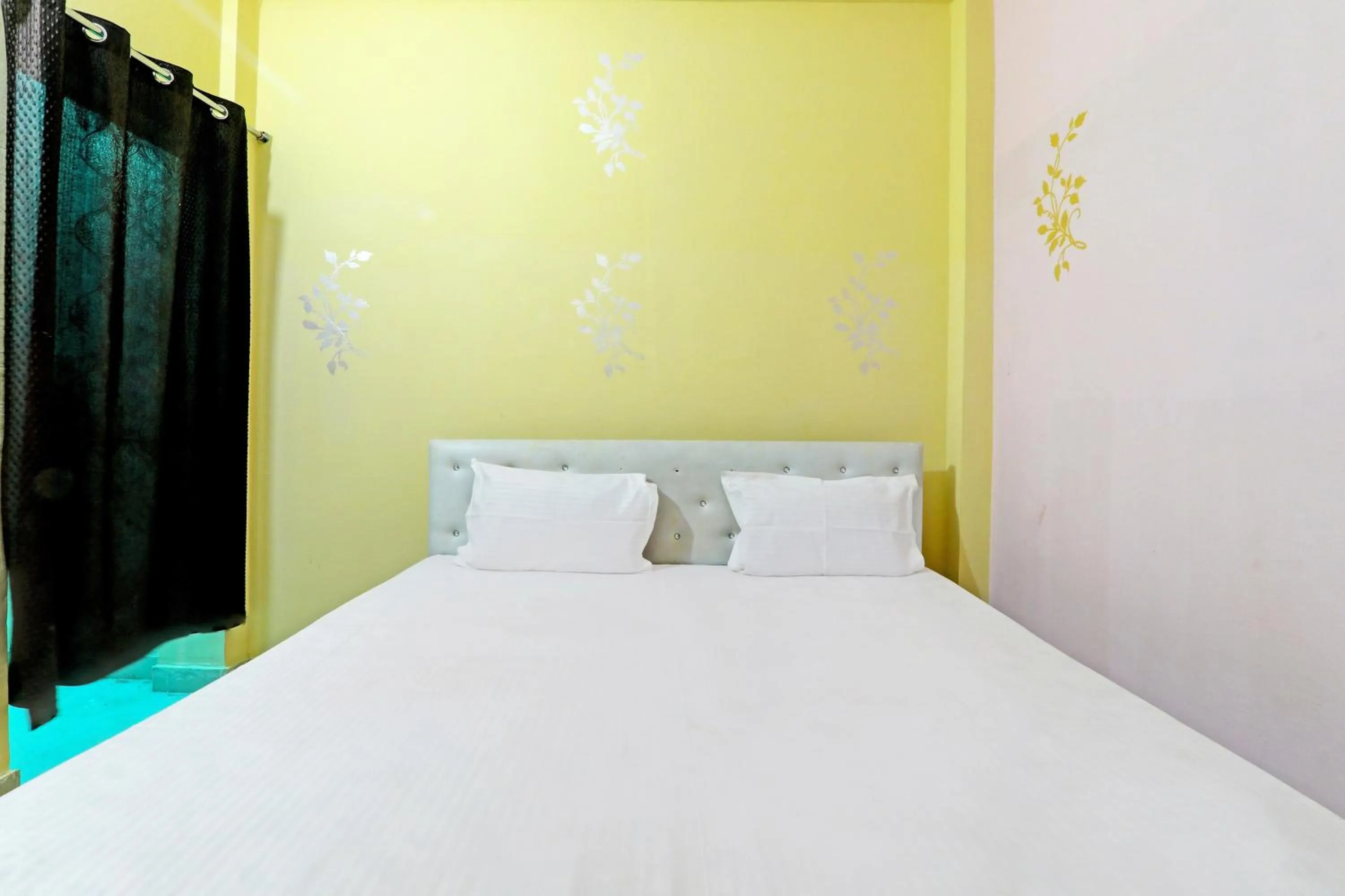 Bedroom, Bed in Hotel O Golden Grand