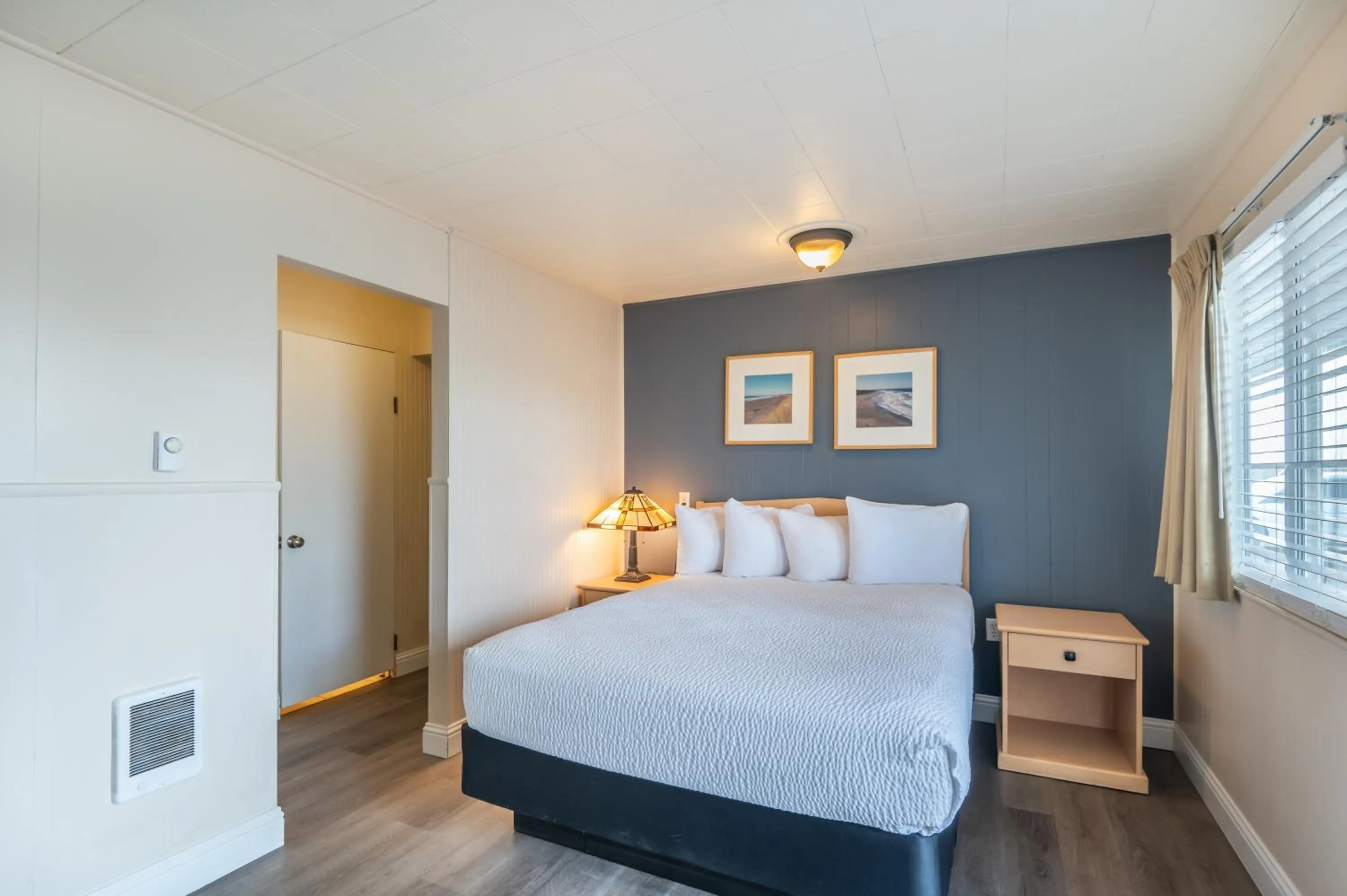 Bed in Pacific Reef Hotel & Light Show