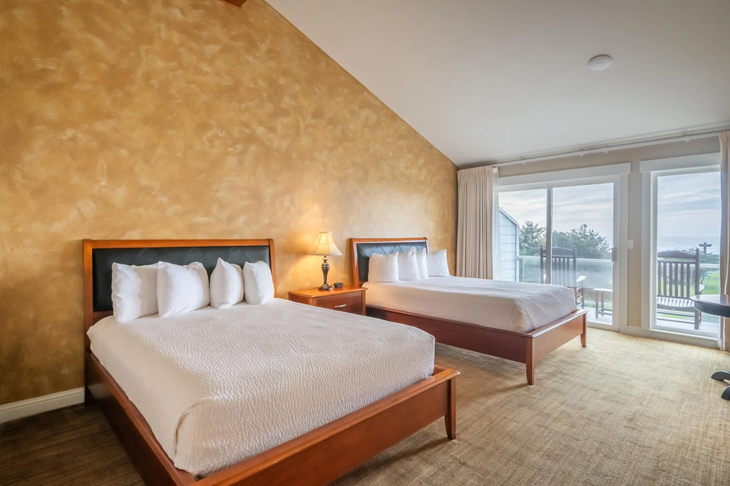 Bed in Pacific Reef Hotel & Light Show