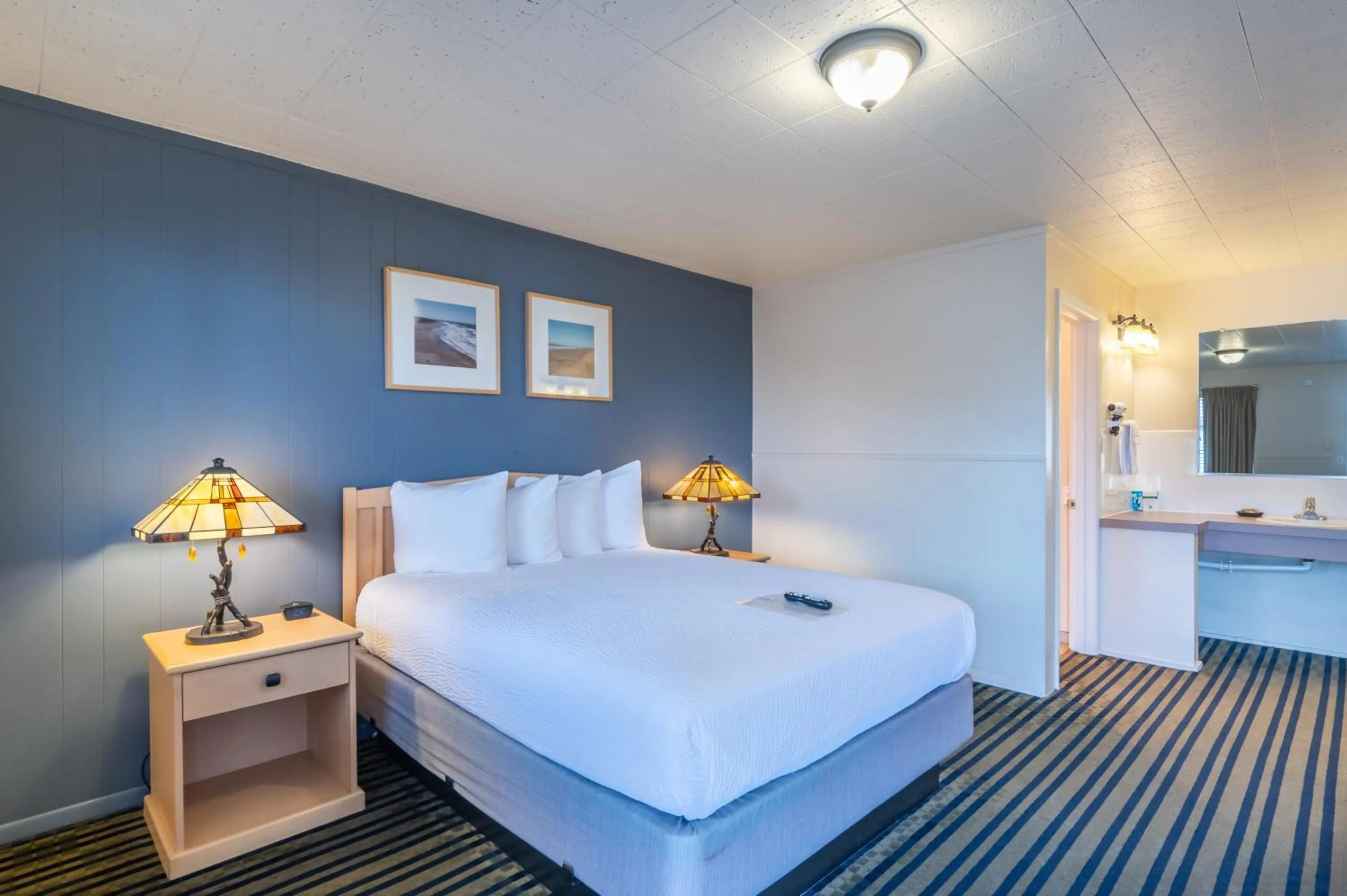 Bed in Pacific Reef Hotel & Light Show