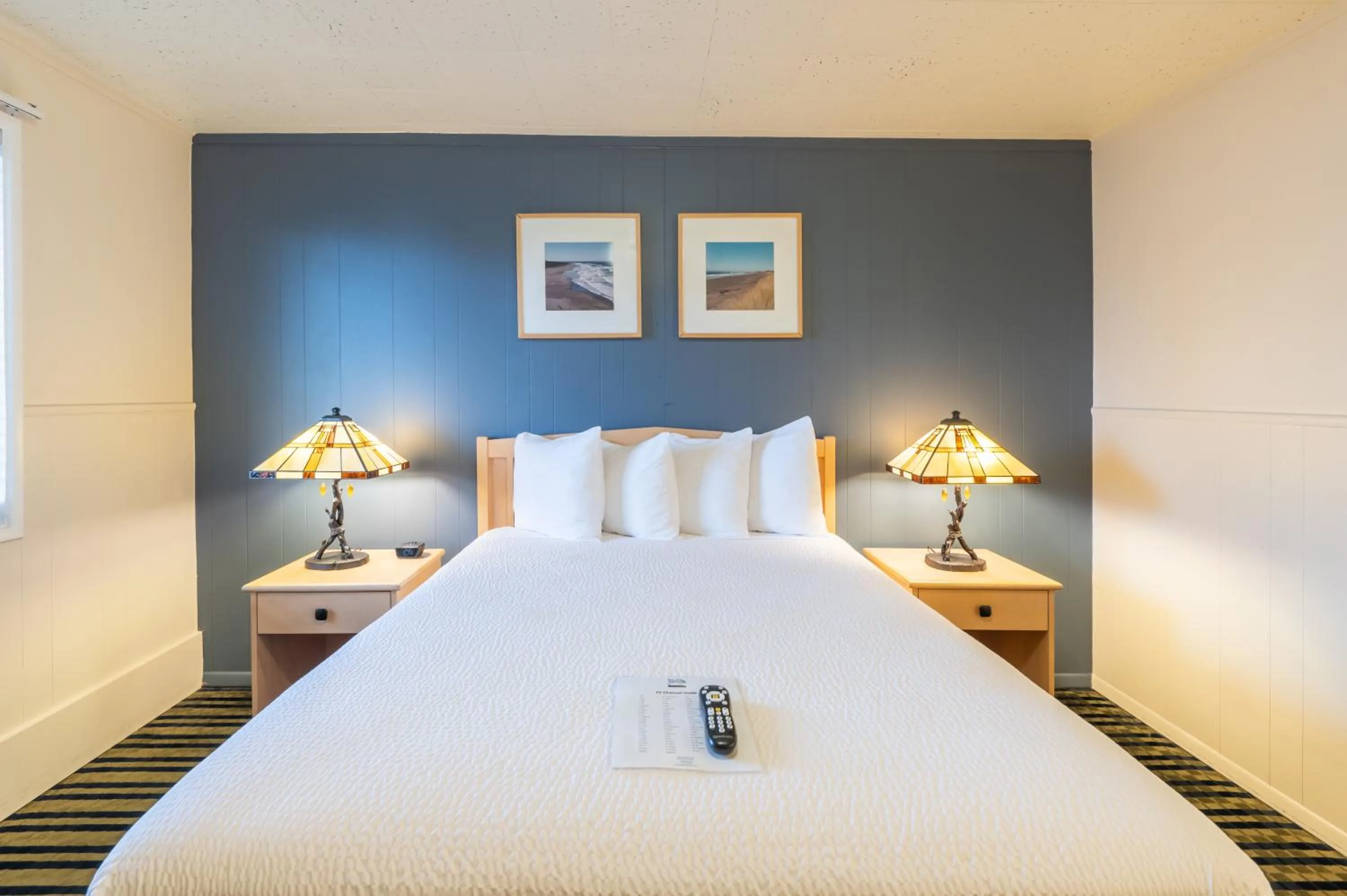 Bed in Pacific Reef Hotel & Light Show