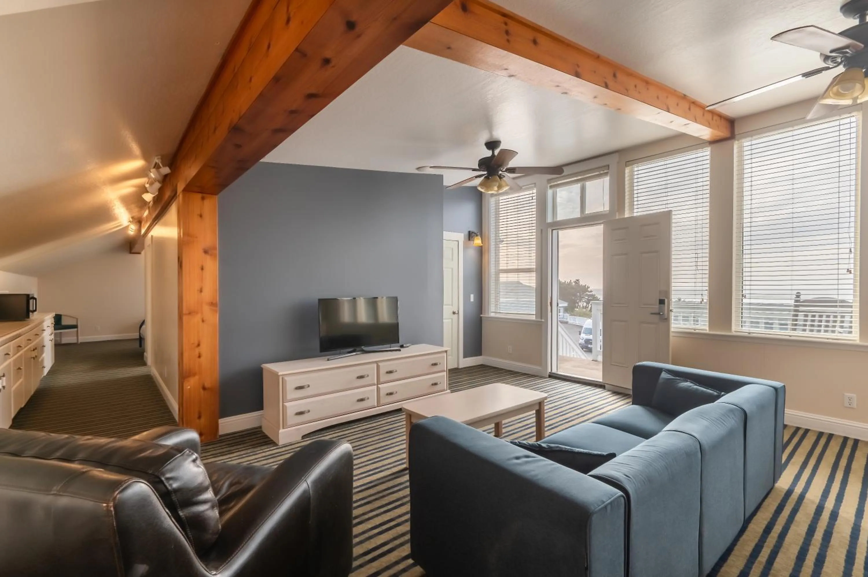 Pacific Reef Hotel & Light Show