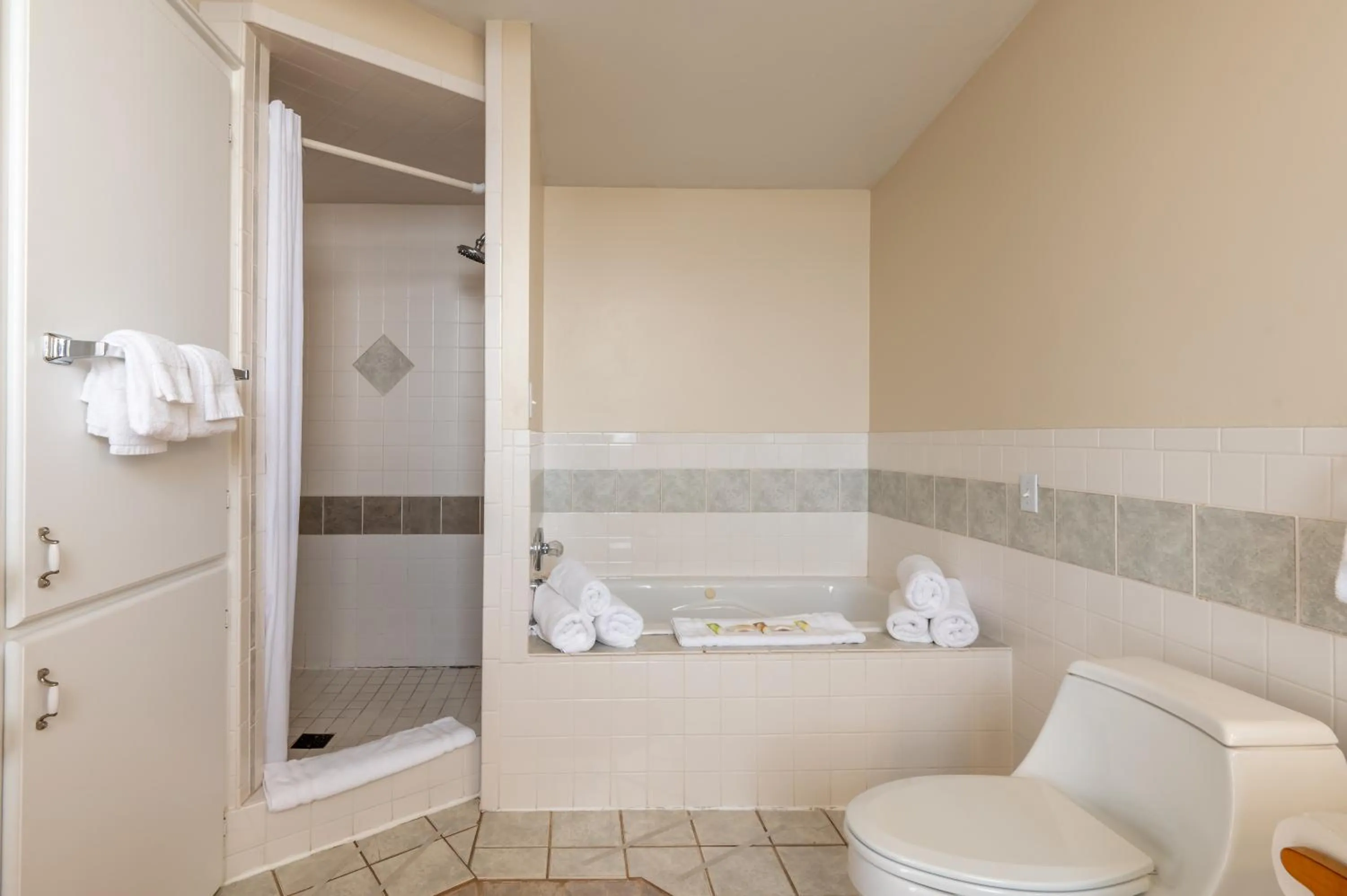 Pacific Reef Hotel & Light Show