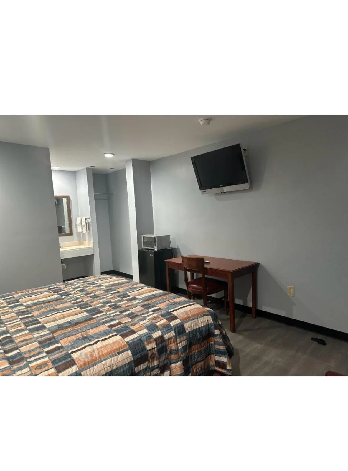 TV and multimedia, Bed in Sky Inn Hotel