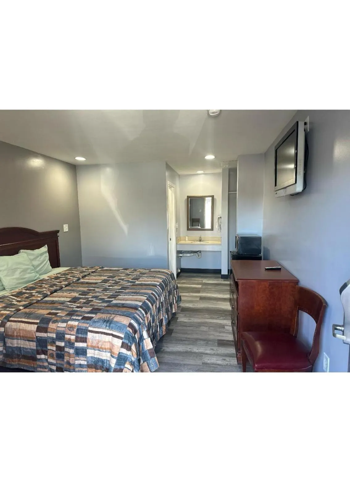 Bedroom, Bed in Sky Inn Hotel