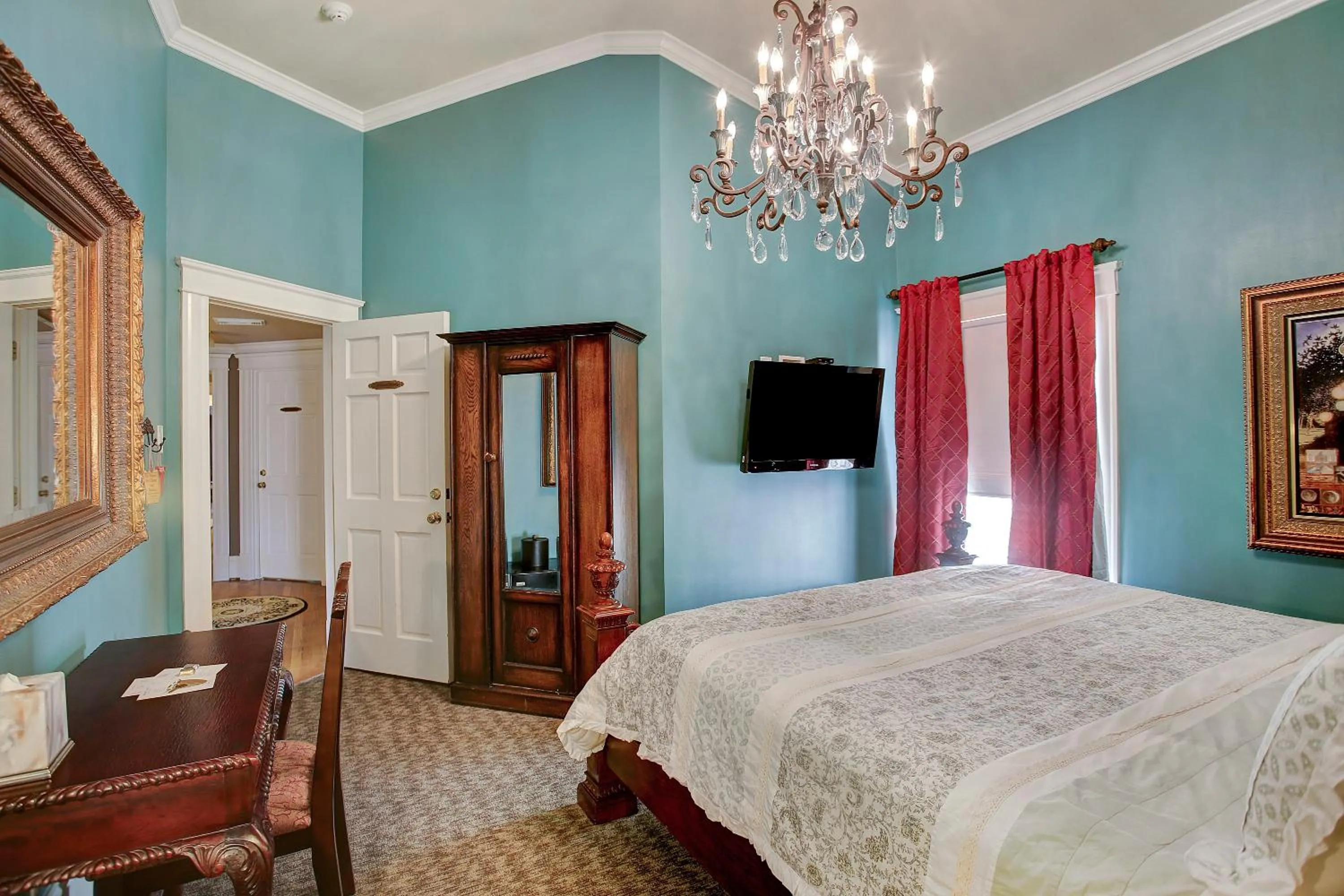 Bed in Sara's Inn on the Boulevard