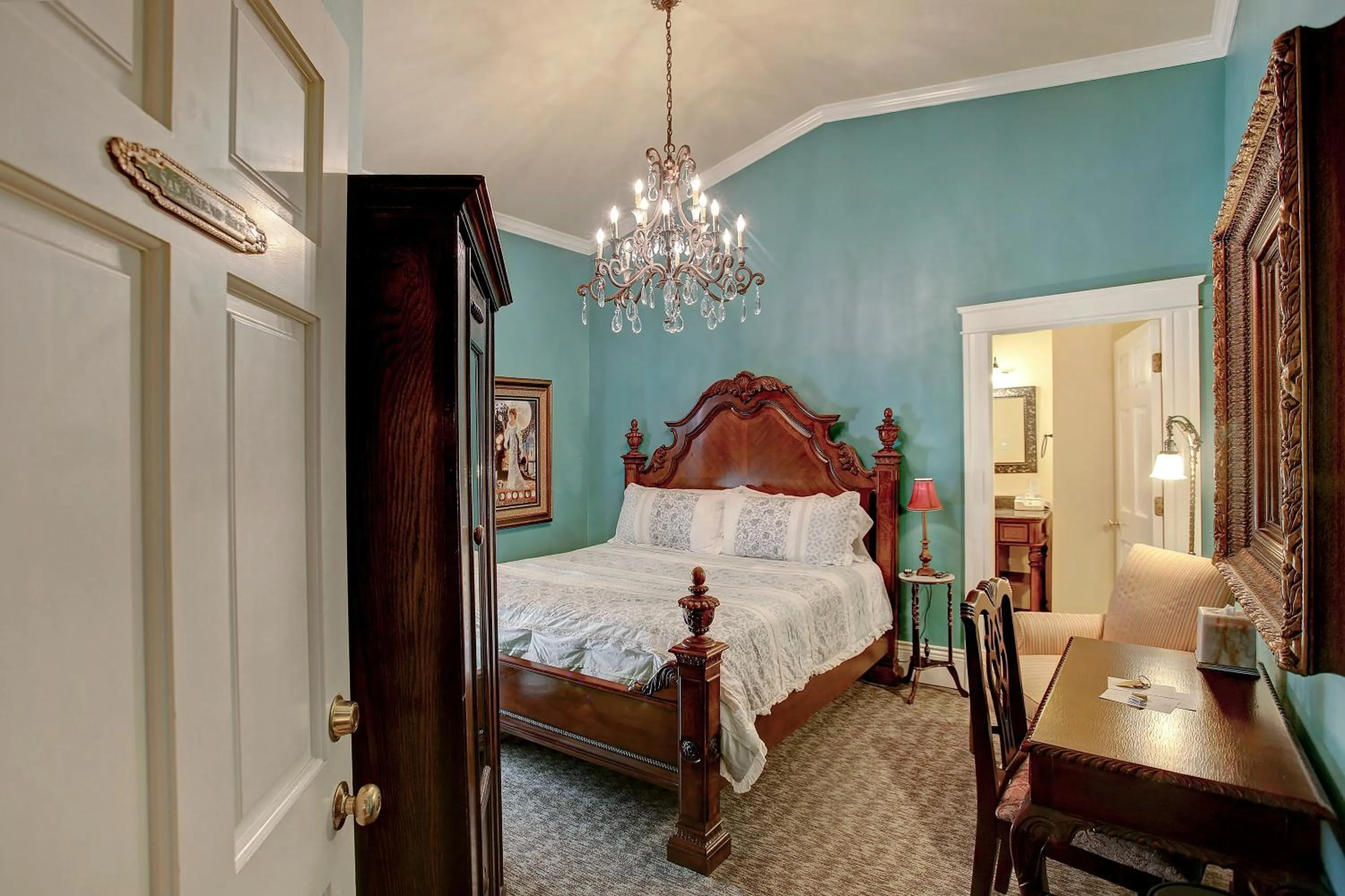 Bed in Sara's Inn on the Boulevard