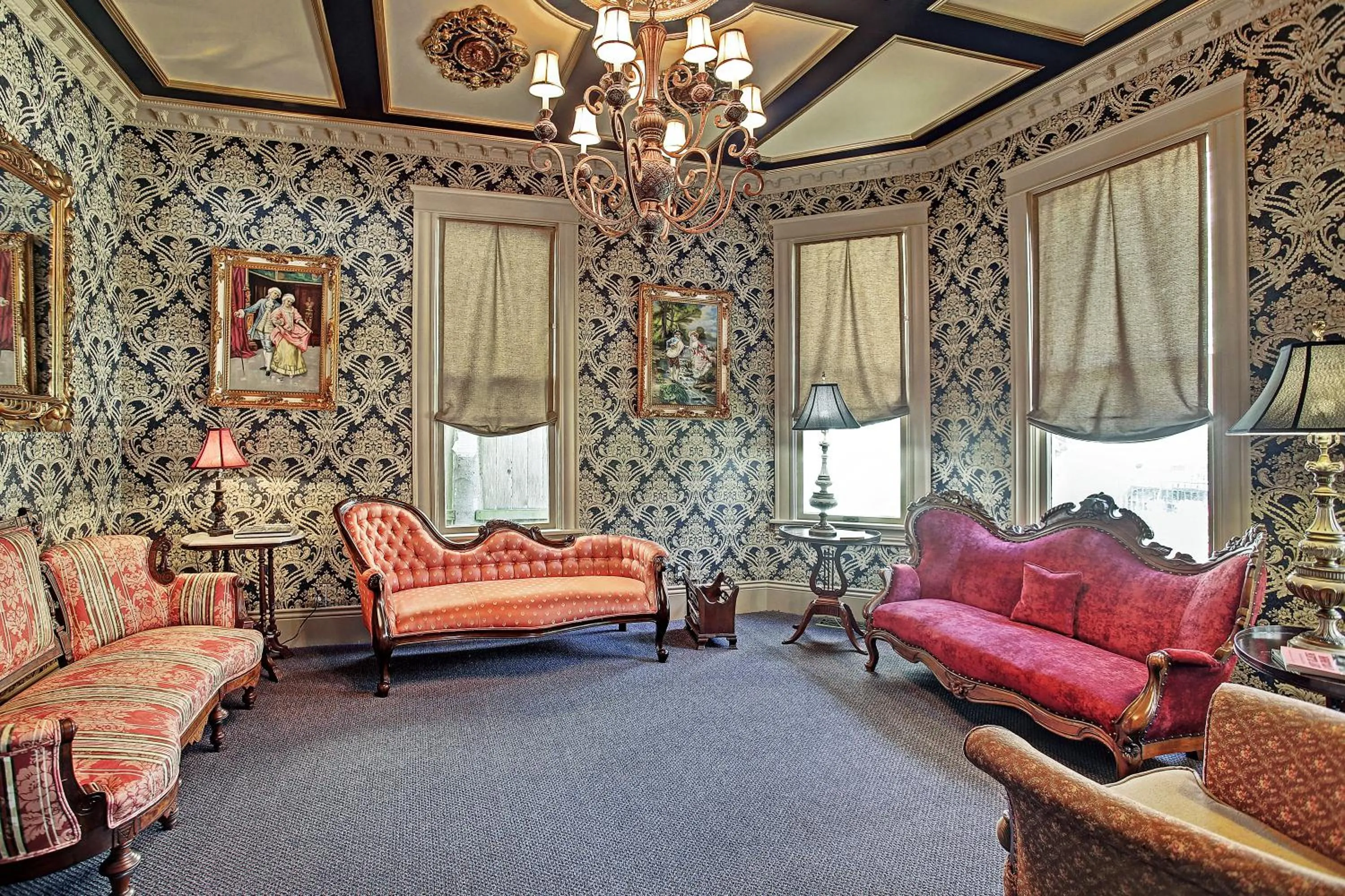 Communal lounge/ TV room in Sara's Inn on the Boulevard