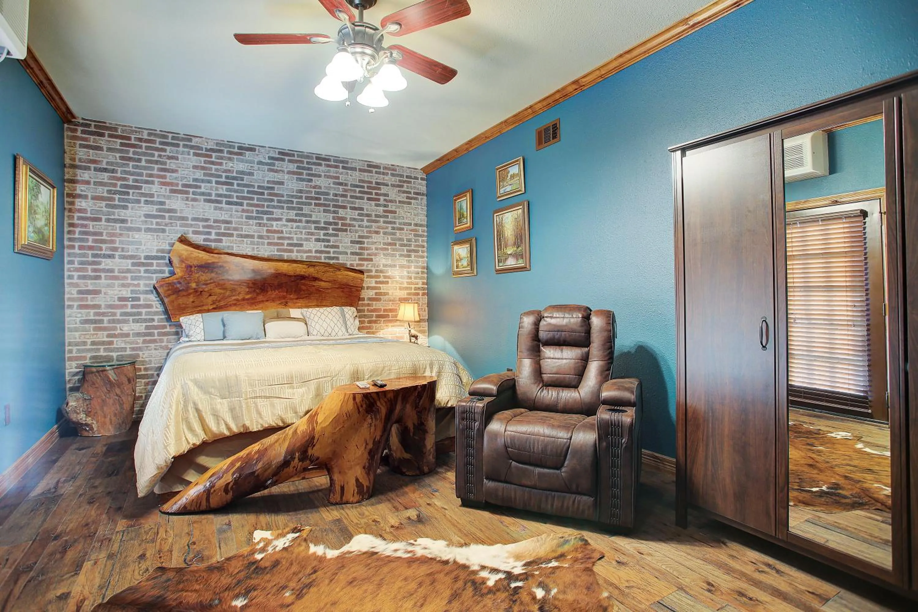 Bed in Sara's Inn on the Boulevard