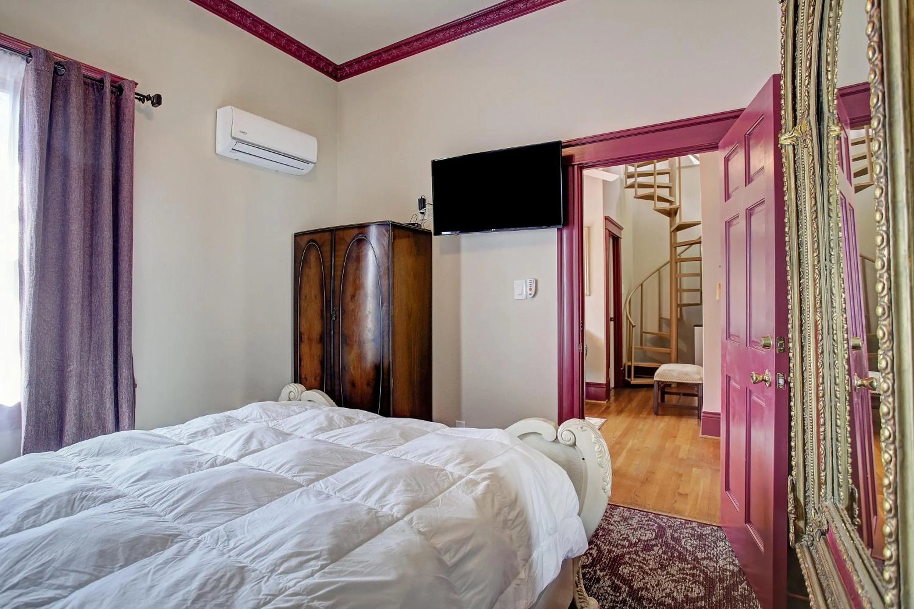 Bed in Sara's Inn on the Boulevard