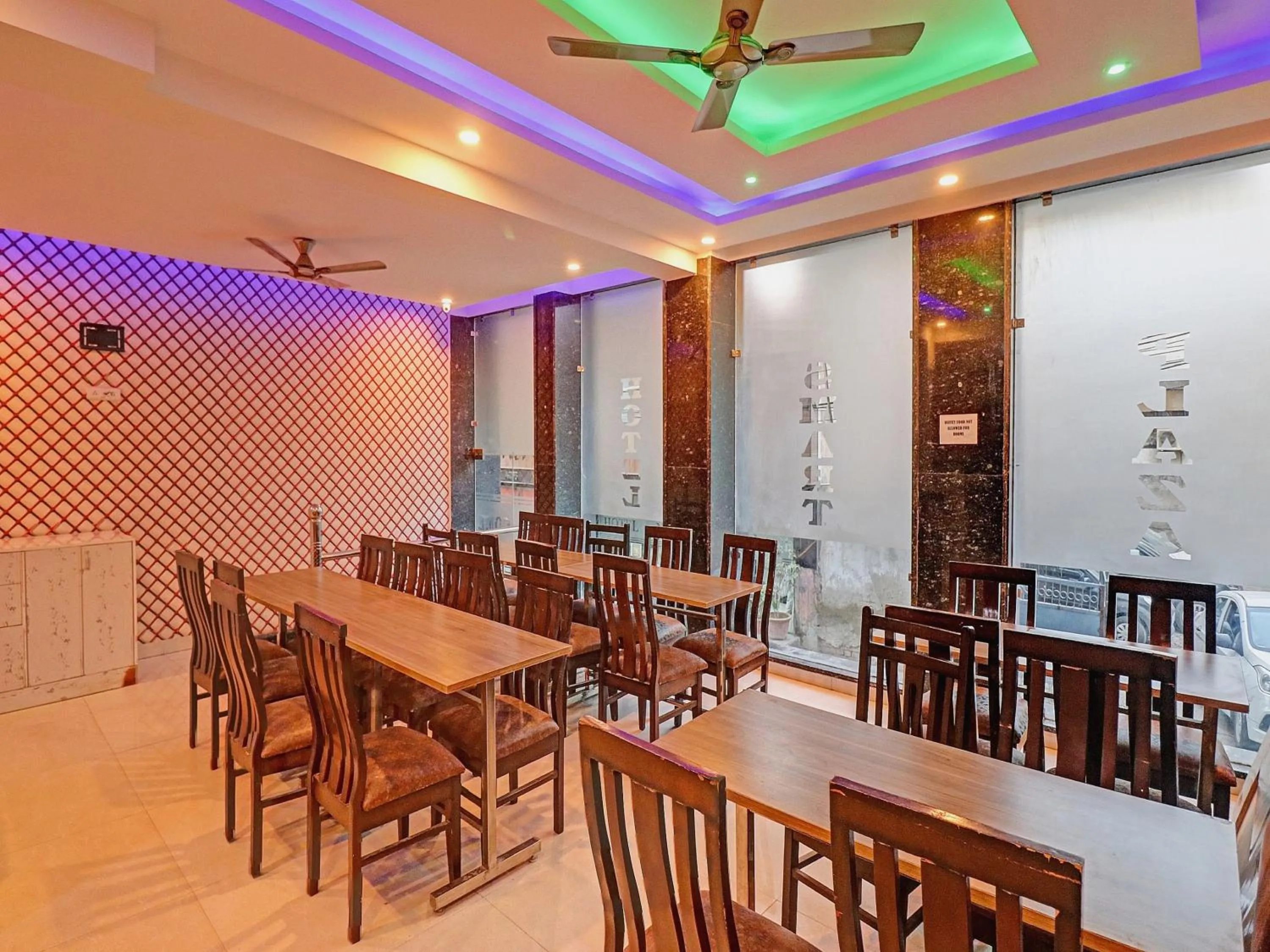 Restaurant/places to eat in OYO 84125 Hotel Tark Inn