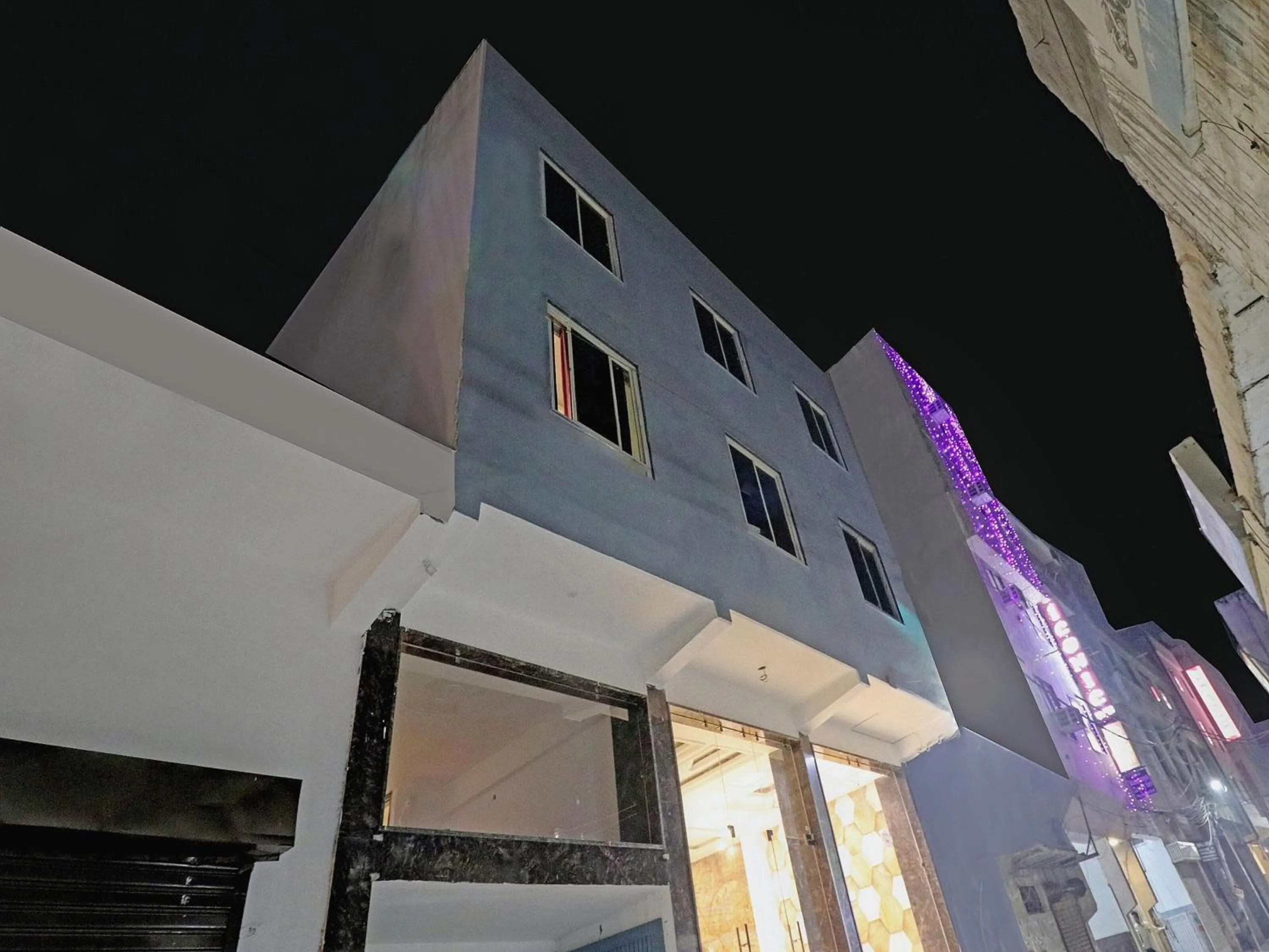 Facade/entrance in OYO 84125 Hotel Tark Inn