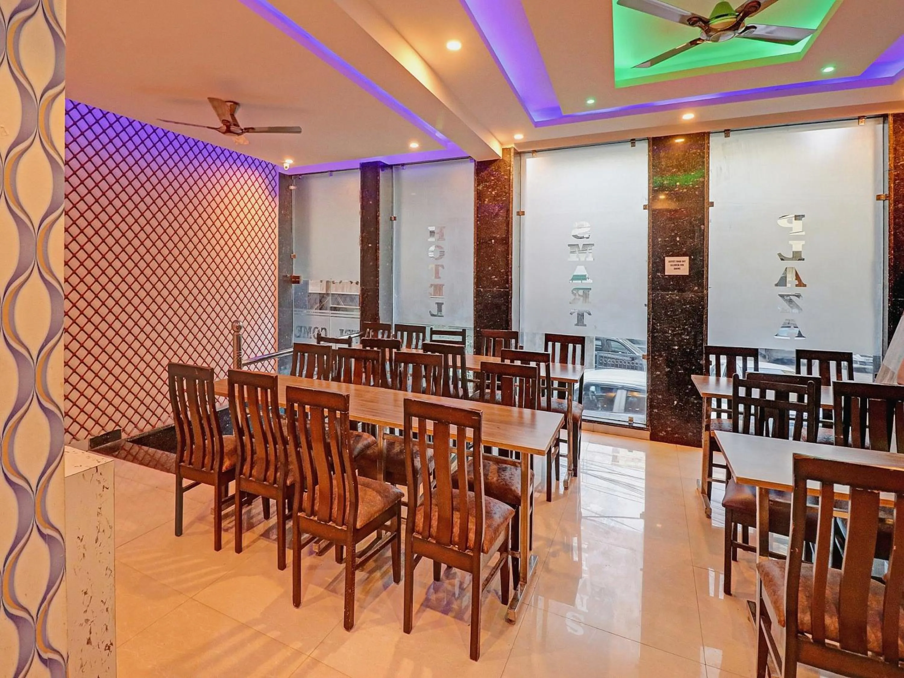 Restaurant/places to eat in OYO 84125 Hotel Tark Inn