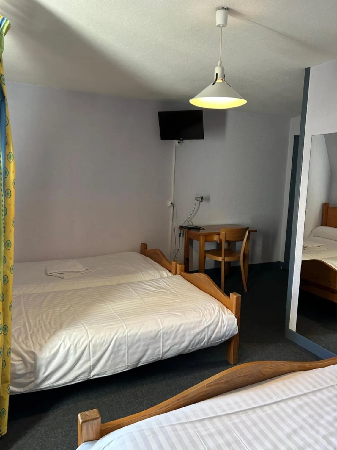 Bed in AUX GLOBE-TROTTERS