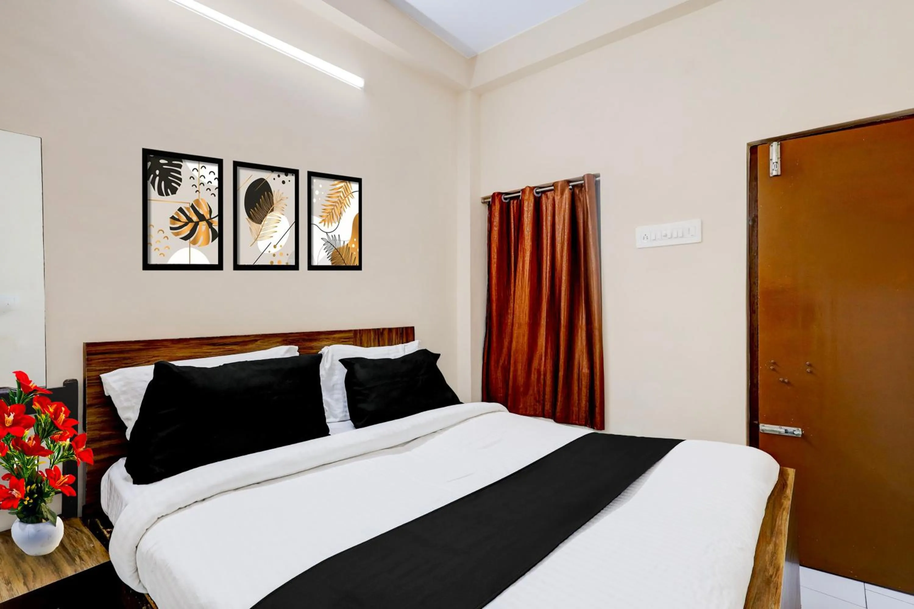 Bedroom, Bed in Hotel O Parthasarathyswamy Temple Formerly RKH Inn