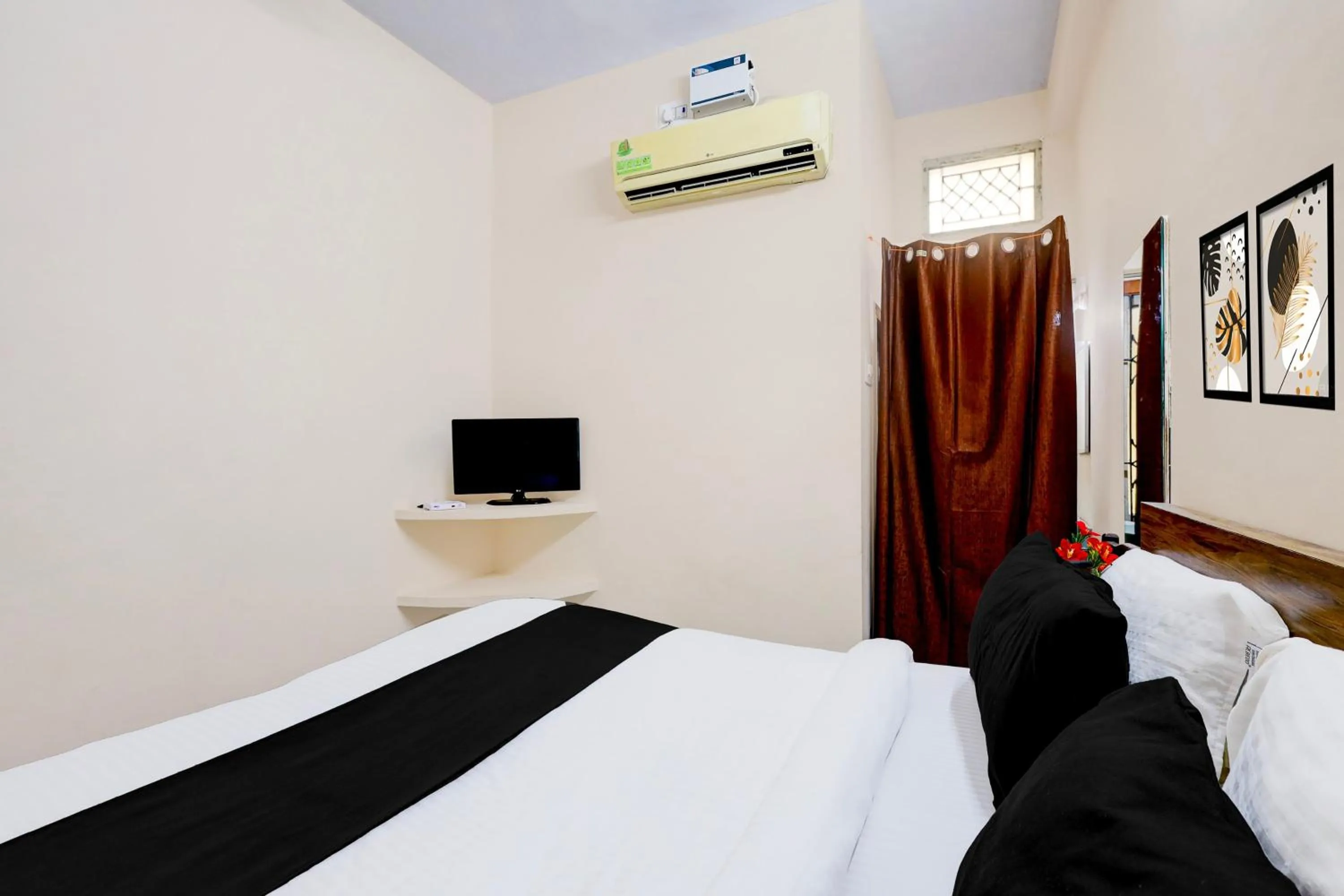 Bedroom, Bed in Hotel O Parthasarathyswamy Temple Formerly RKH Inn