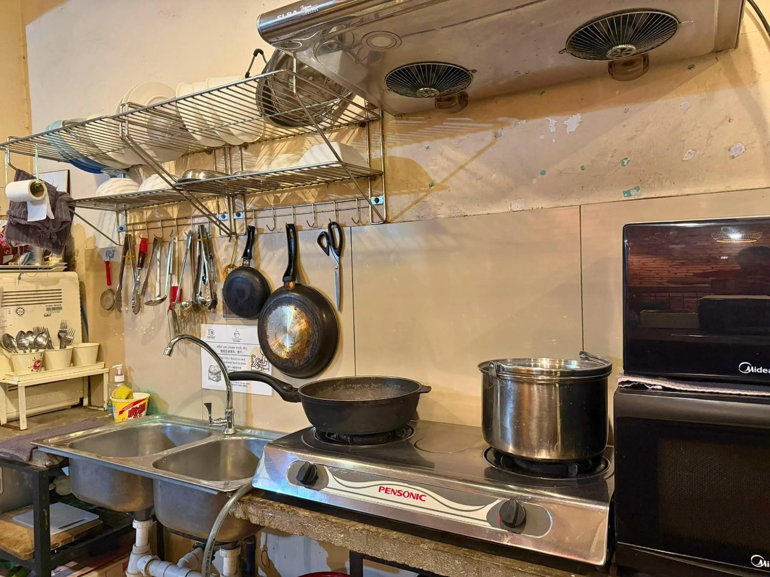 Kitchen or kitchenette in Dou Houz Georgetown