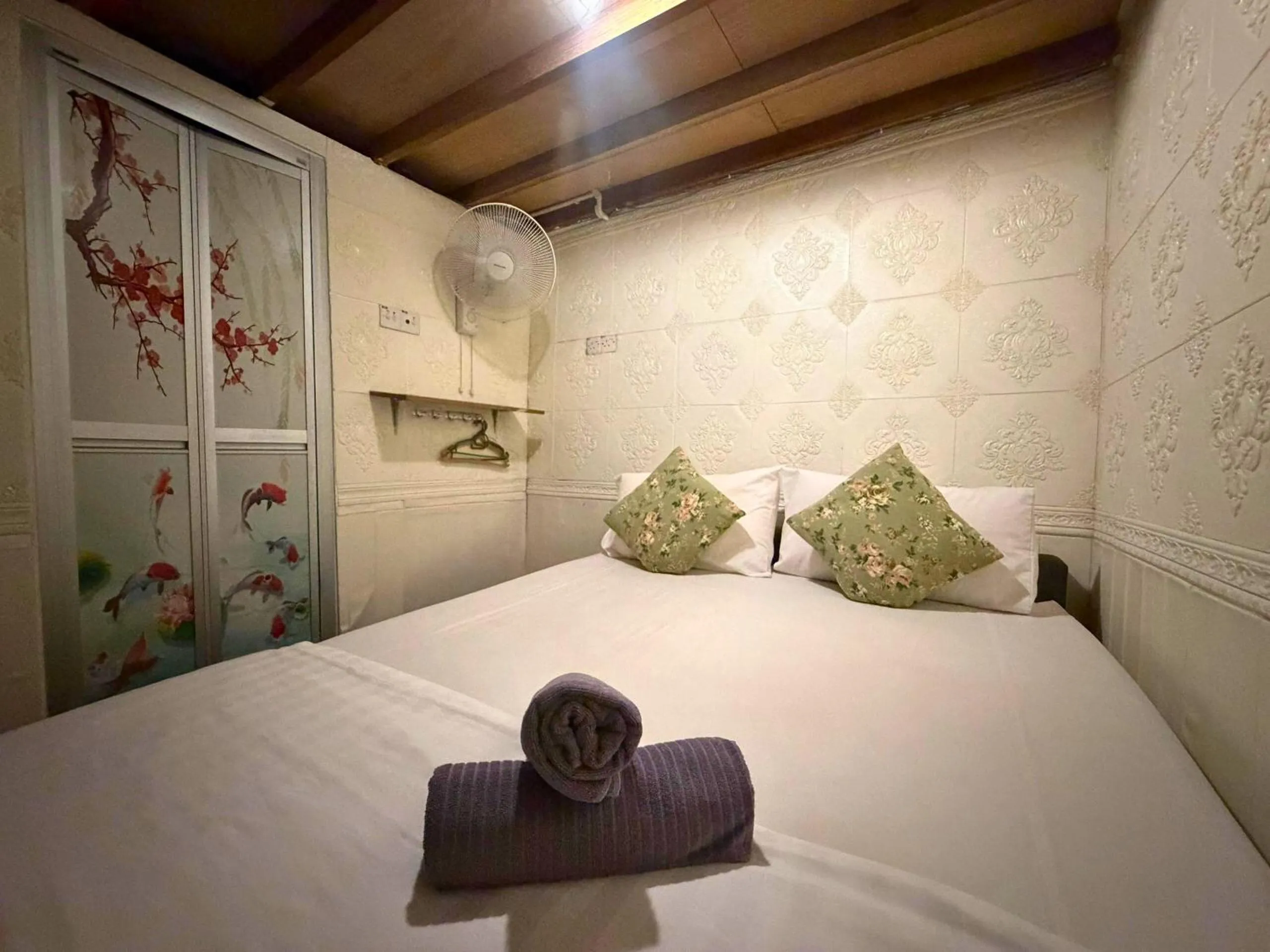 Bed in Dou Houz Georgetown