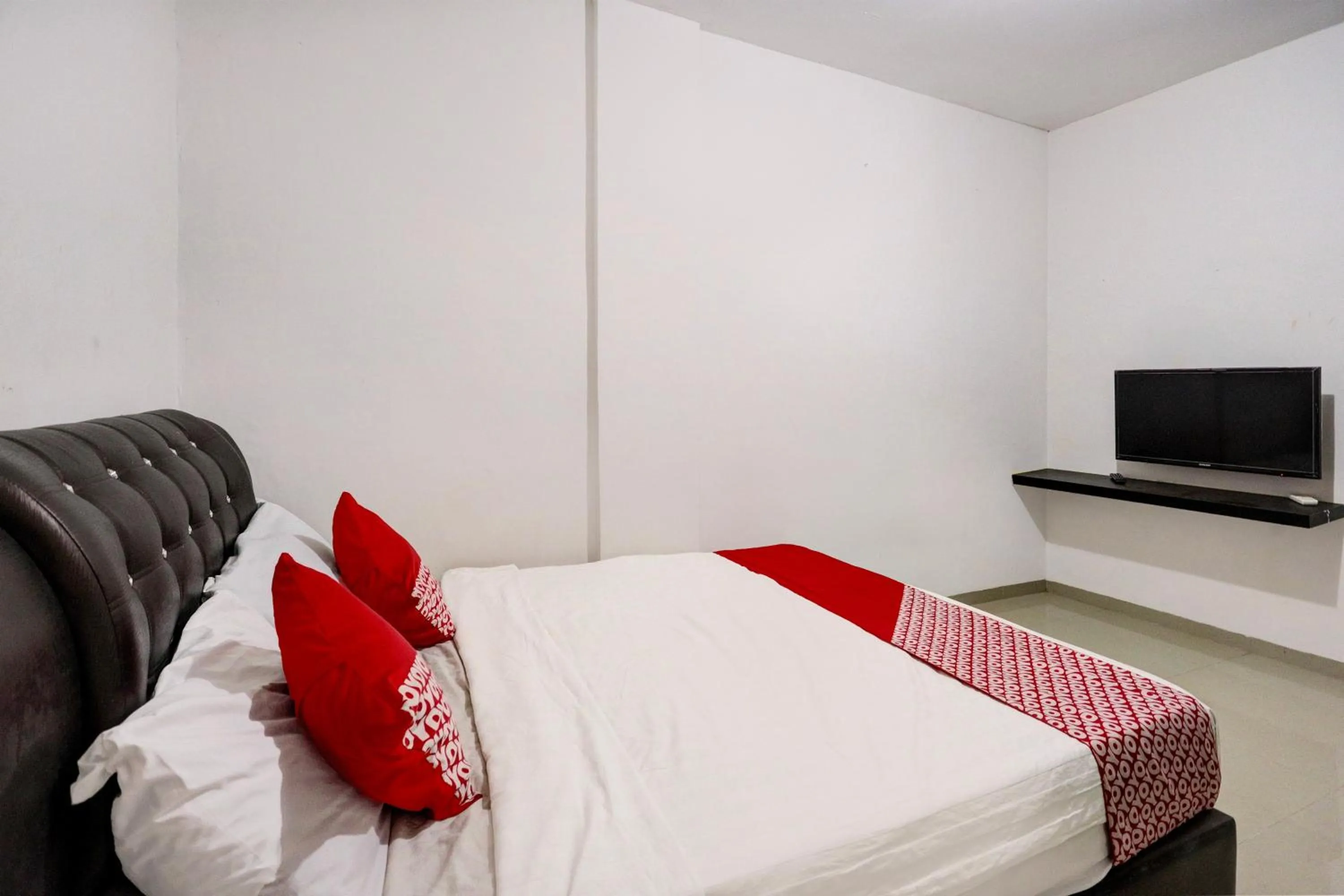 Bedroom, Bed in Hotel O Sir Homestay