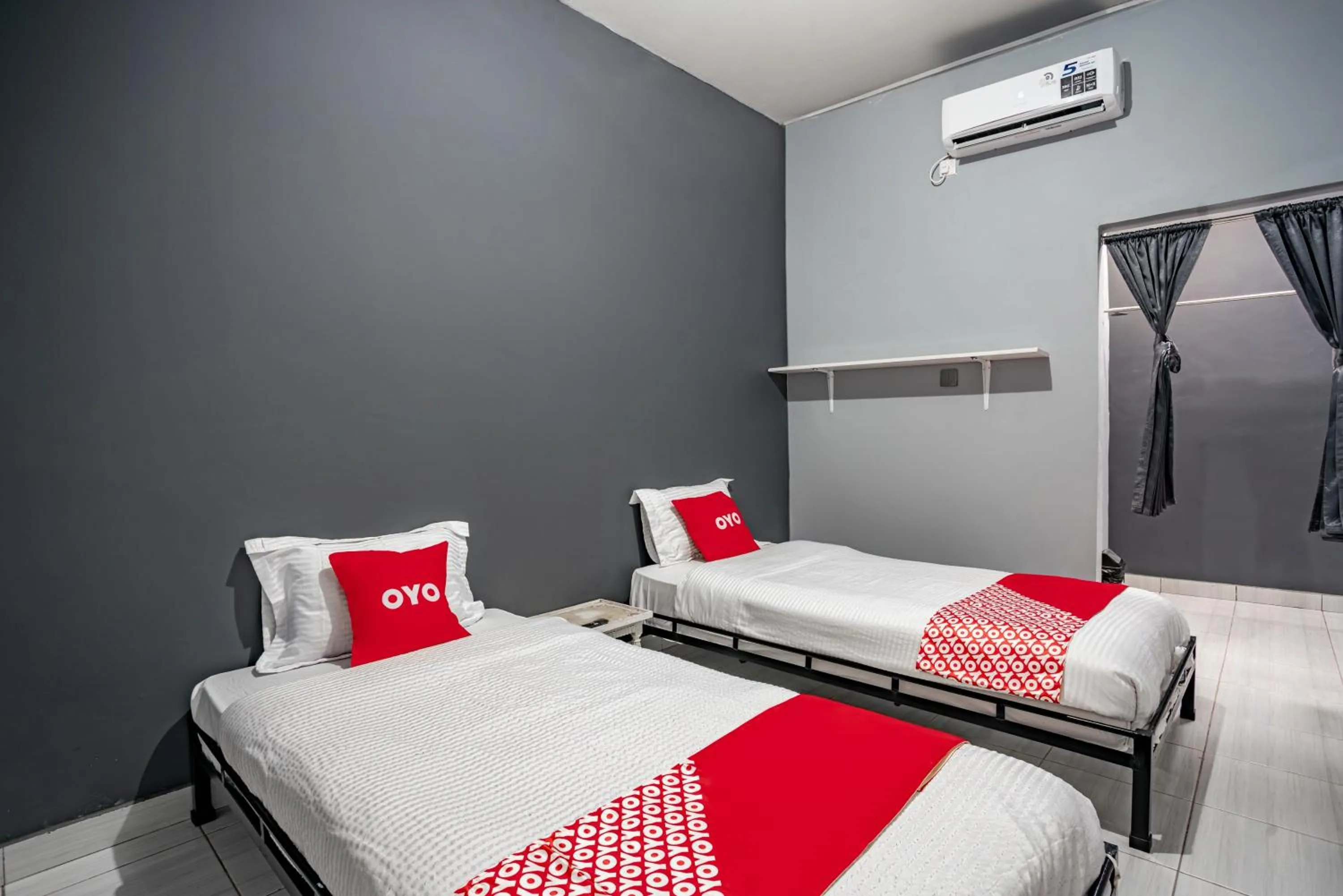 Bedroom in SUPER OYO Gandaria Guest House Near Masjid Raya Sumatera Barat