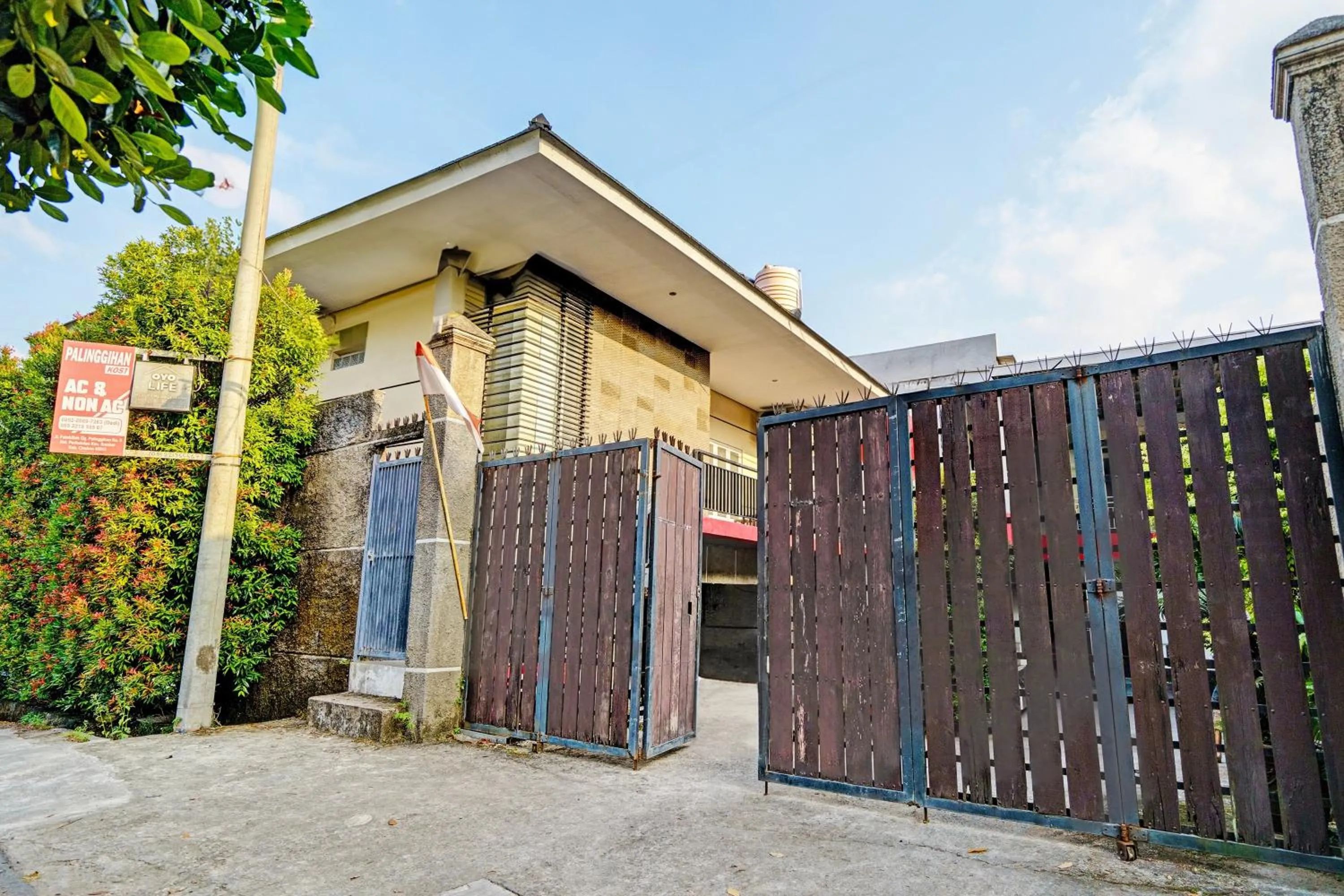 Facade/entrance in OYO LIFE 93634 Penginapan D'palinggihan Syariah