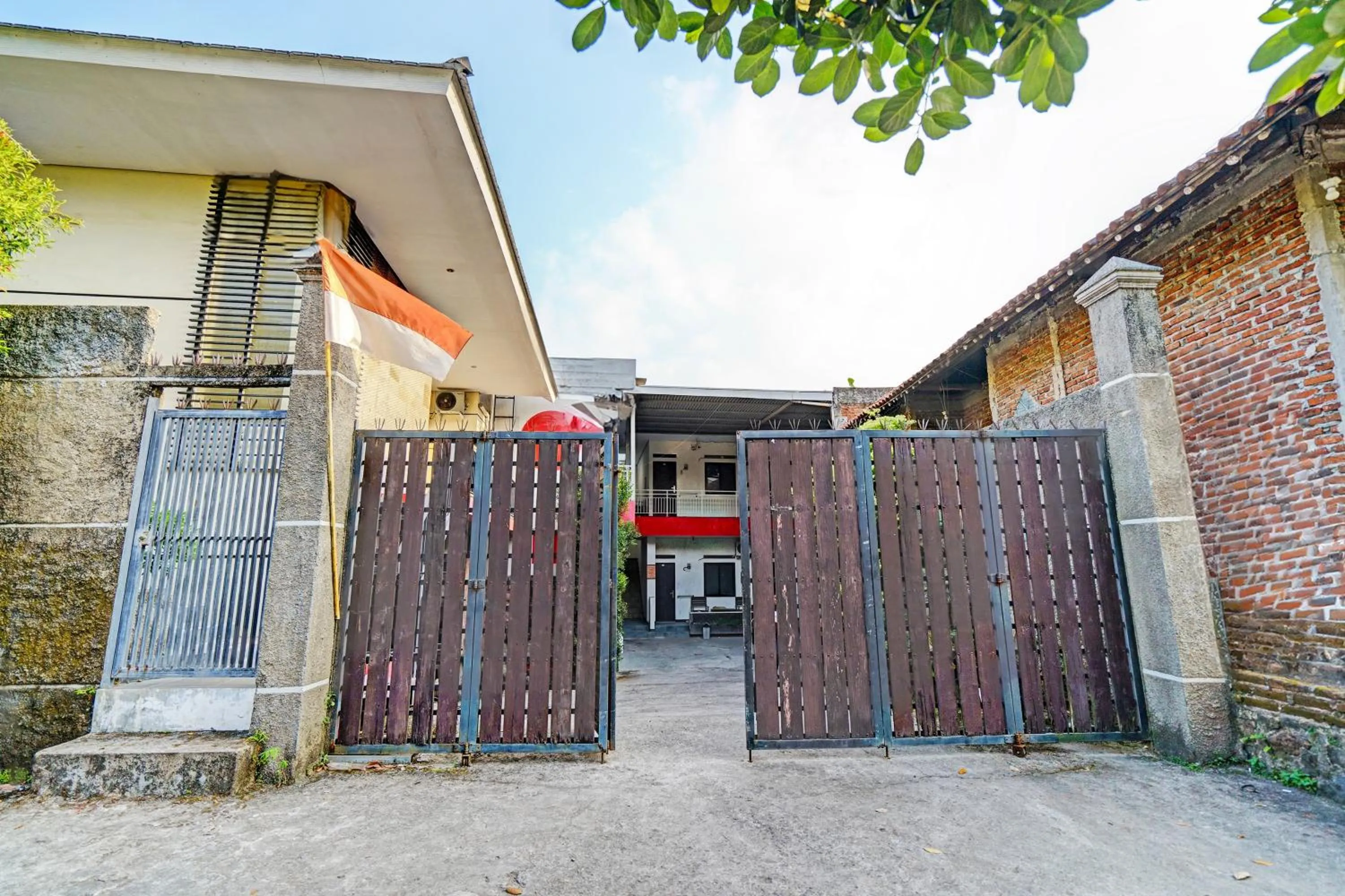 Facade/entrance in OYO LIFE 93634 Penginapan D'palinggihan Syariah