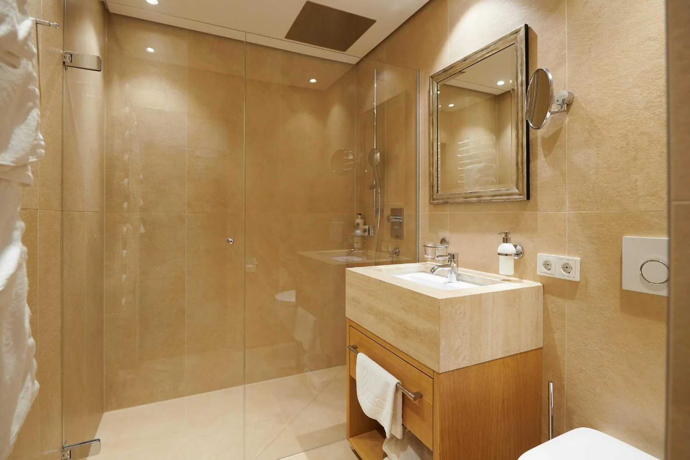 Bathroom in Hotel Garni Schneider