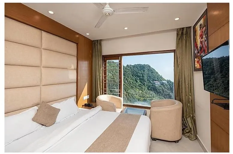 Bed in Shining hills by Lawrence Hotels