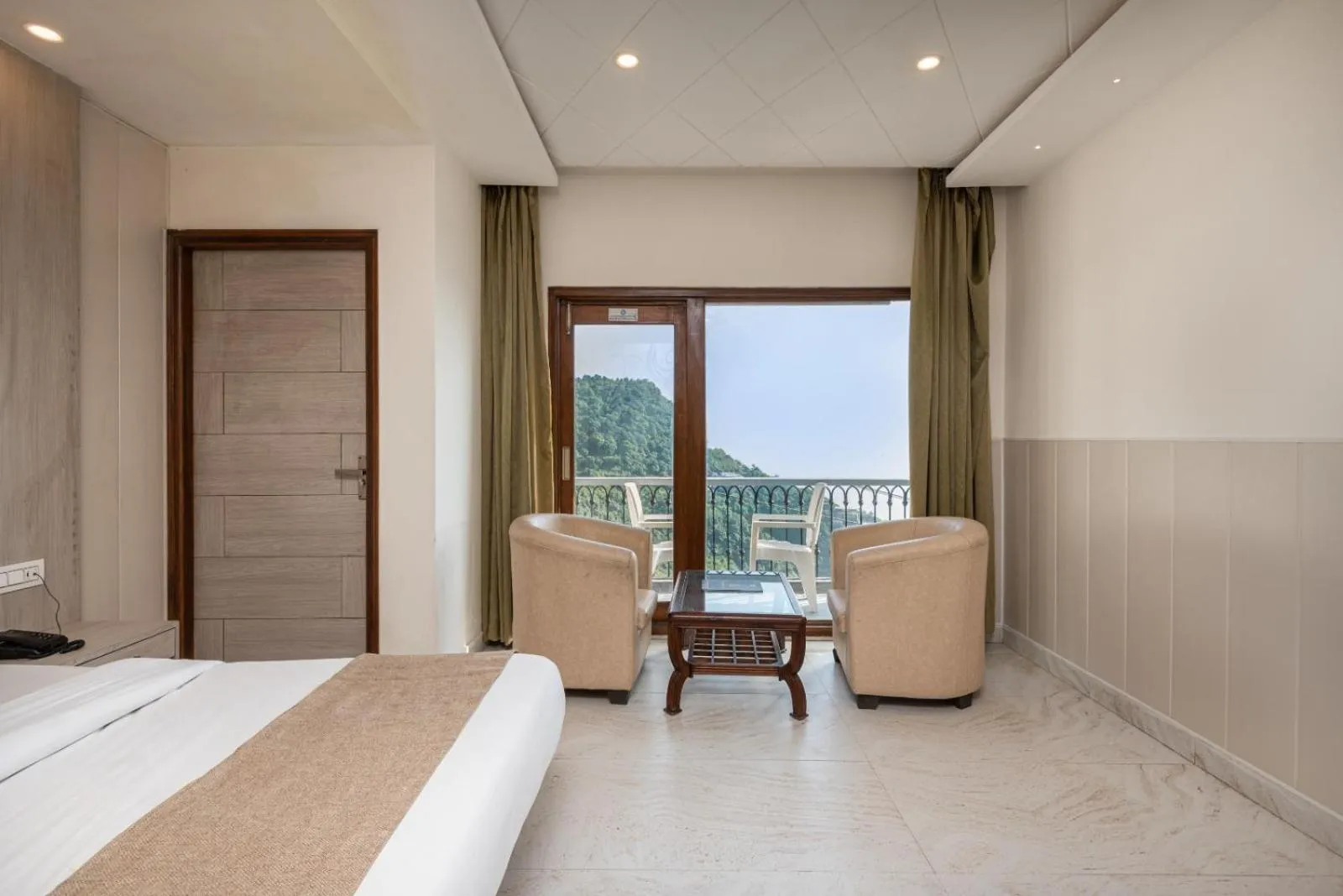 Bed in Shining hills by Lawrence Hotels