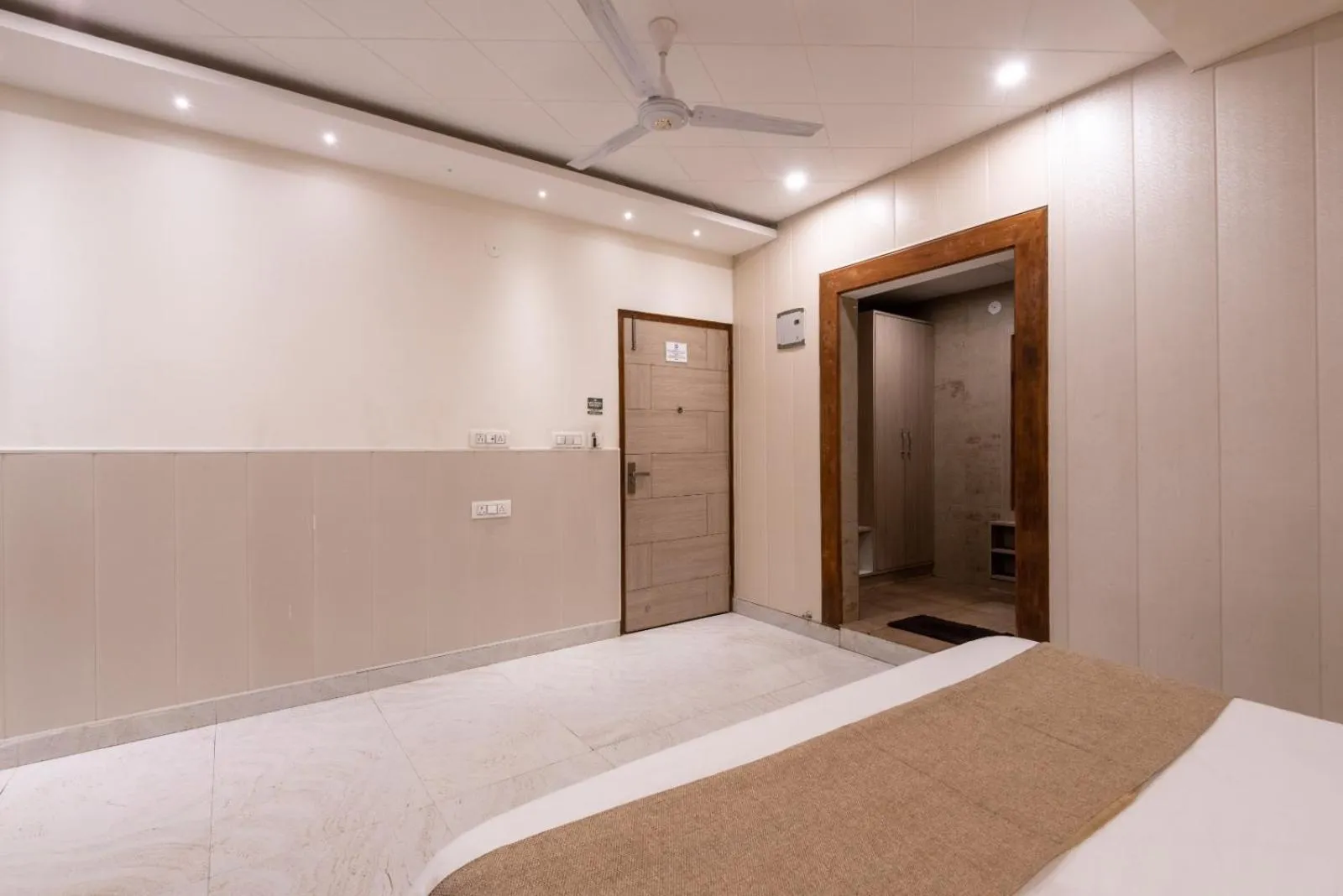 Bed in Shining hills by Lawrence Hotels