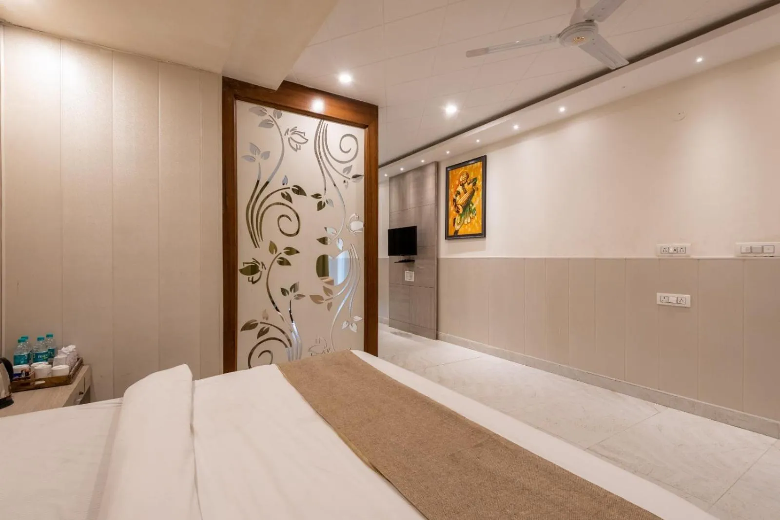 Bed in Shining hills by Lawrence Hotels