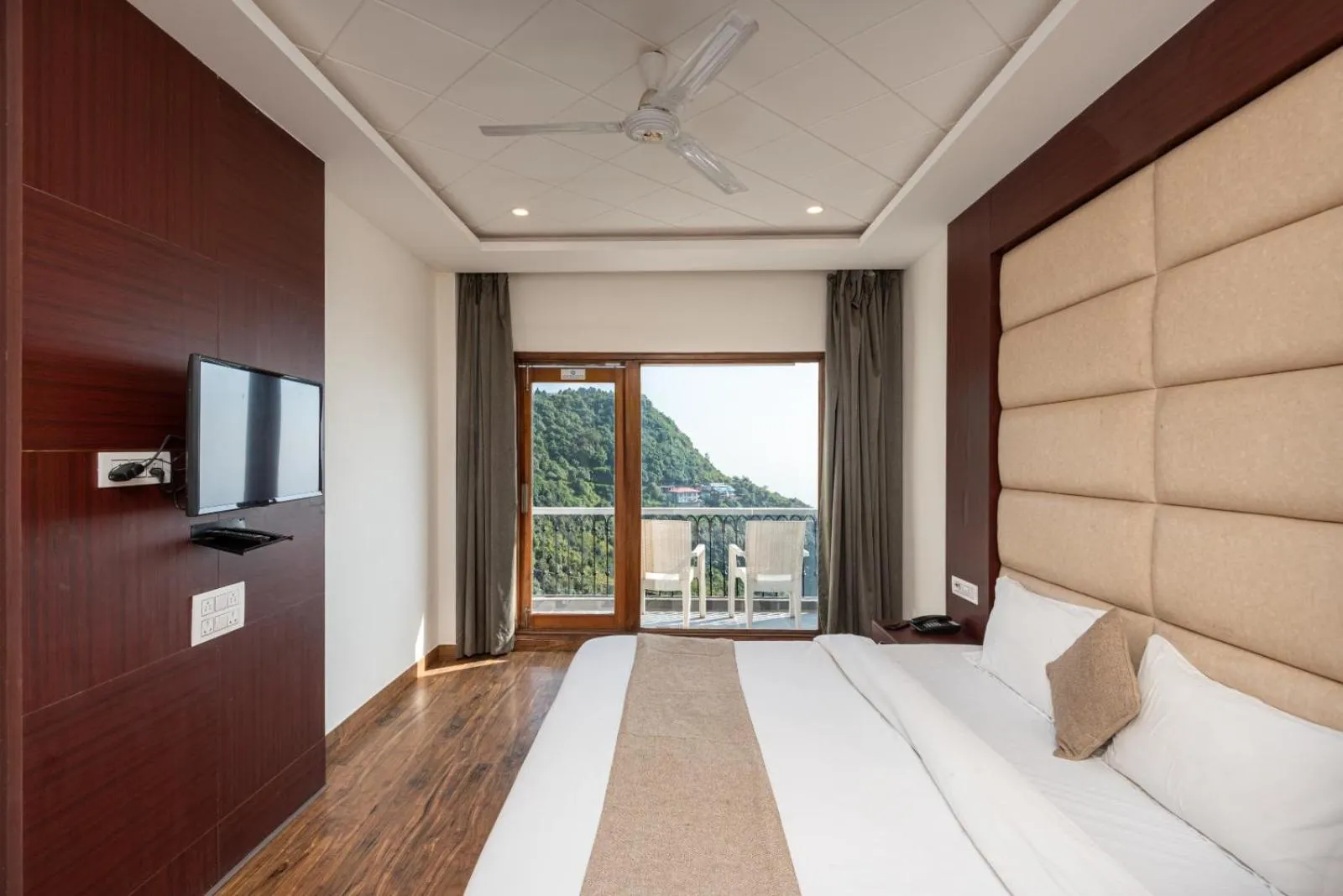 Bed in Shining hills by Lawrence Hotels