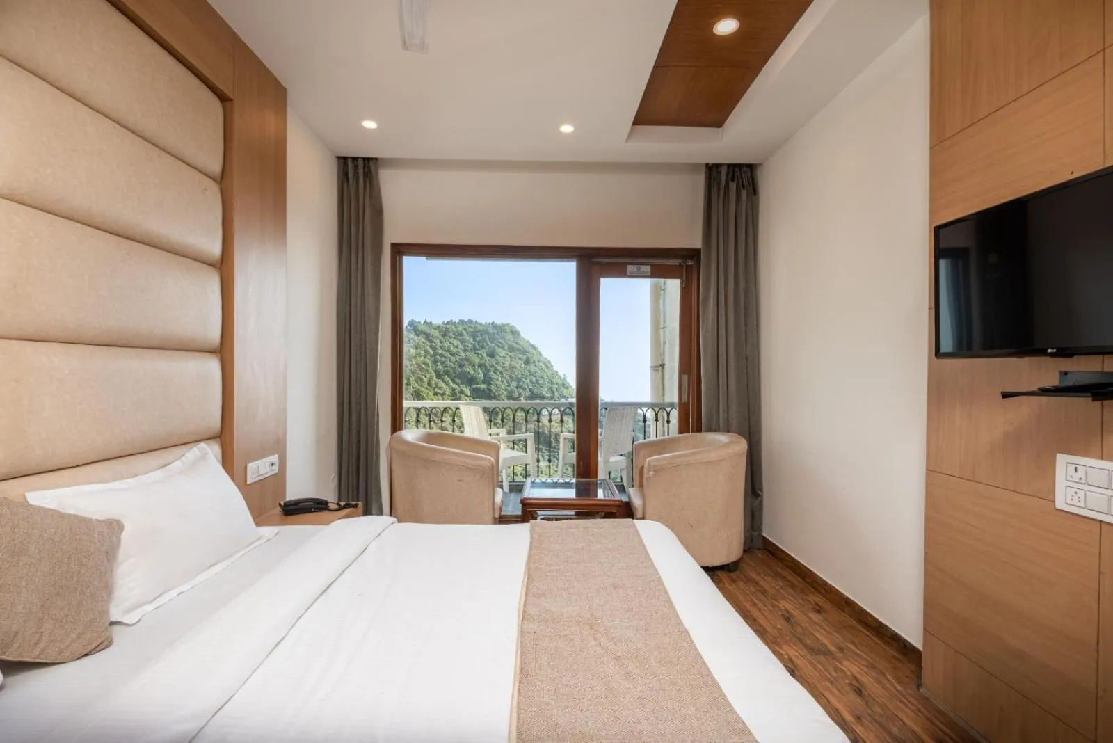 Bed in Shining hills by Lawrence Hotels