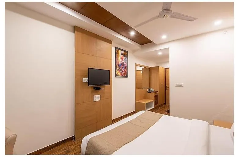 Bed in Shining hills by Lawrence Hotels