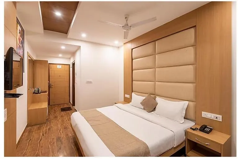 Bed in Shining hills by Lawrence Hotels