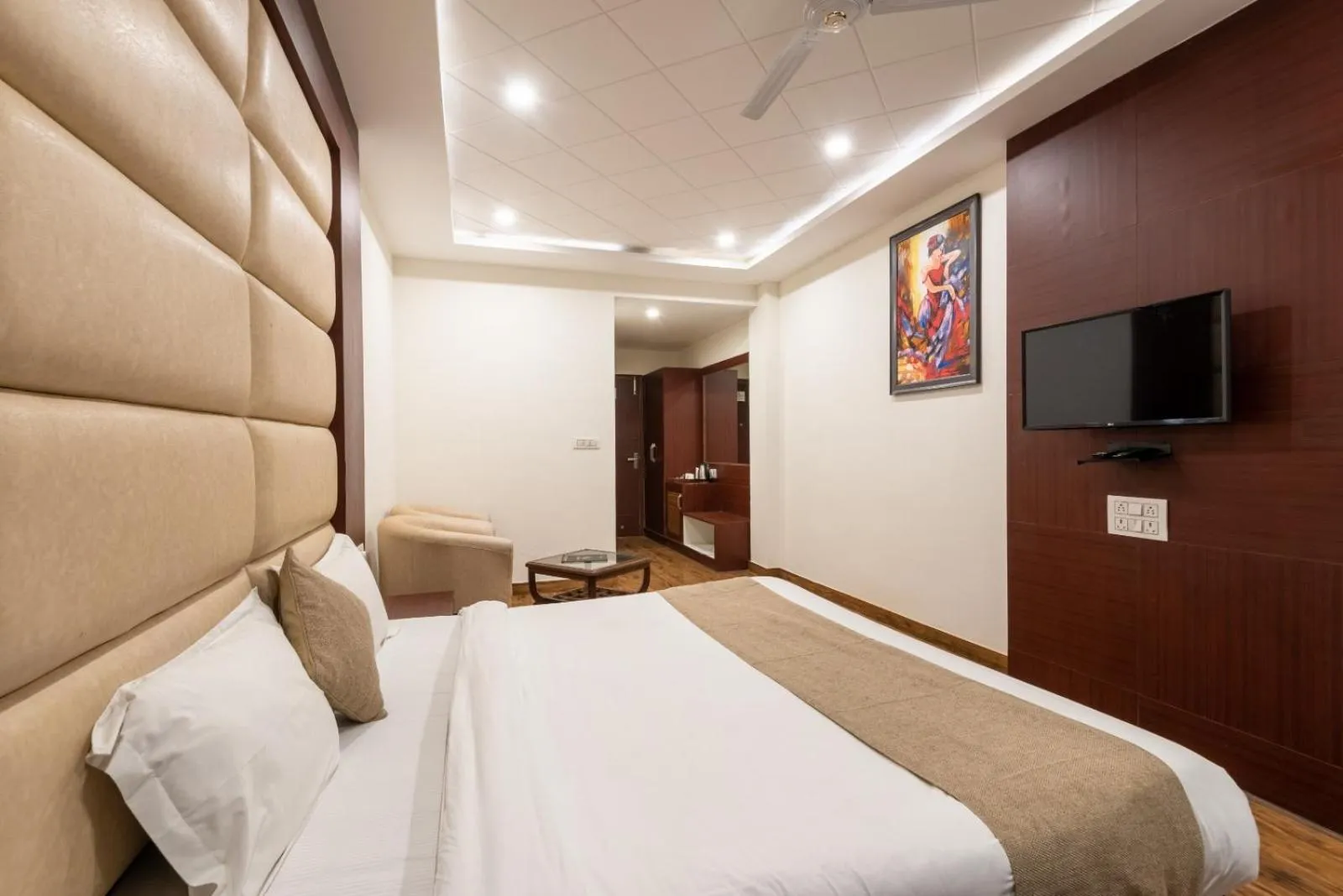 Bed in Shining hills by Lawrence Hotels