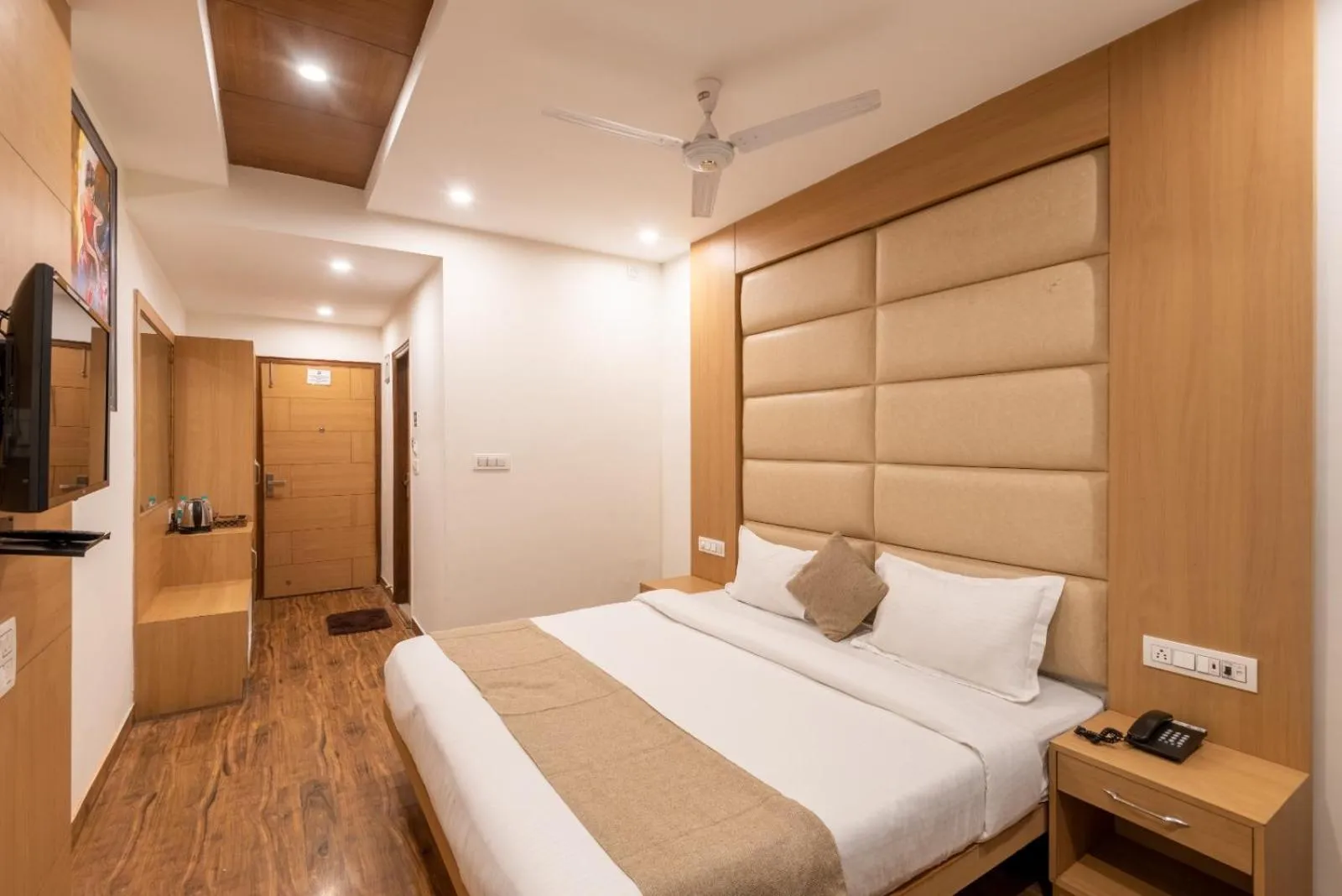 Bed in Shining hills by Lawrence Hotels