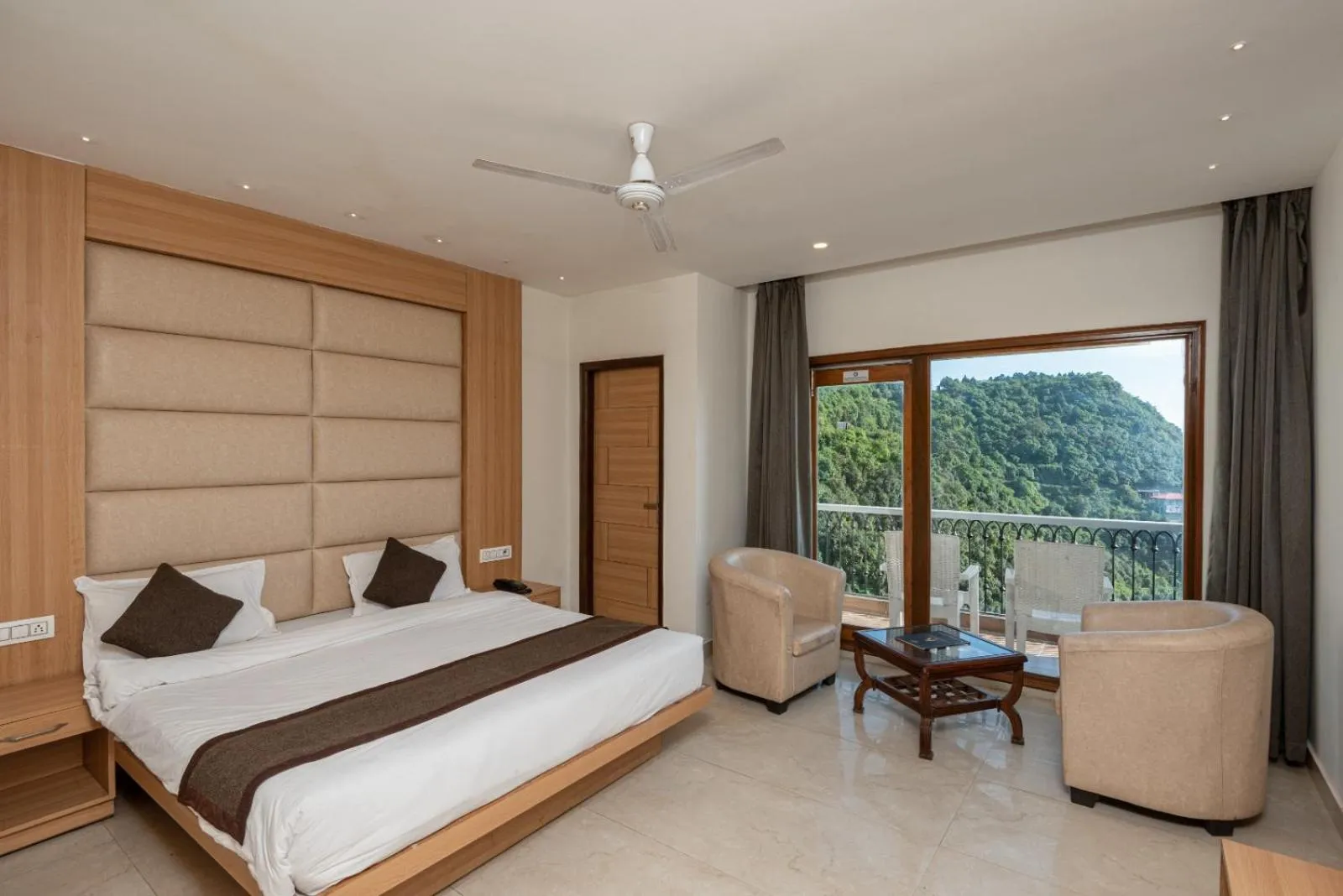 Bed in Shining hills by Lawrence Hotels